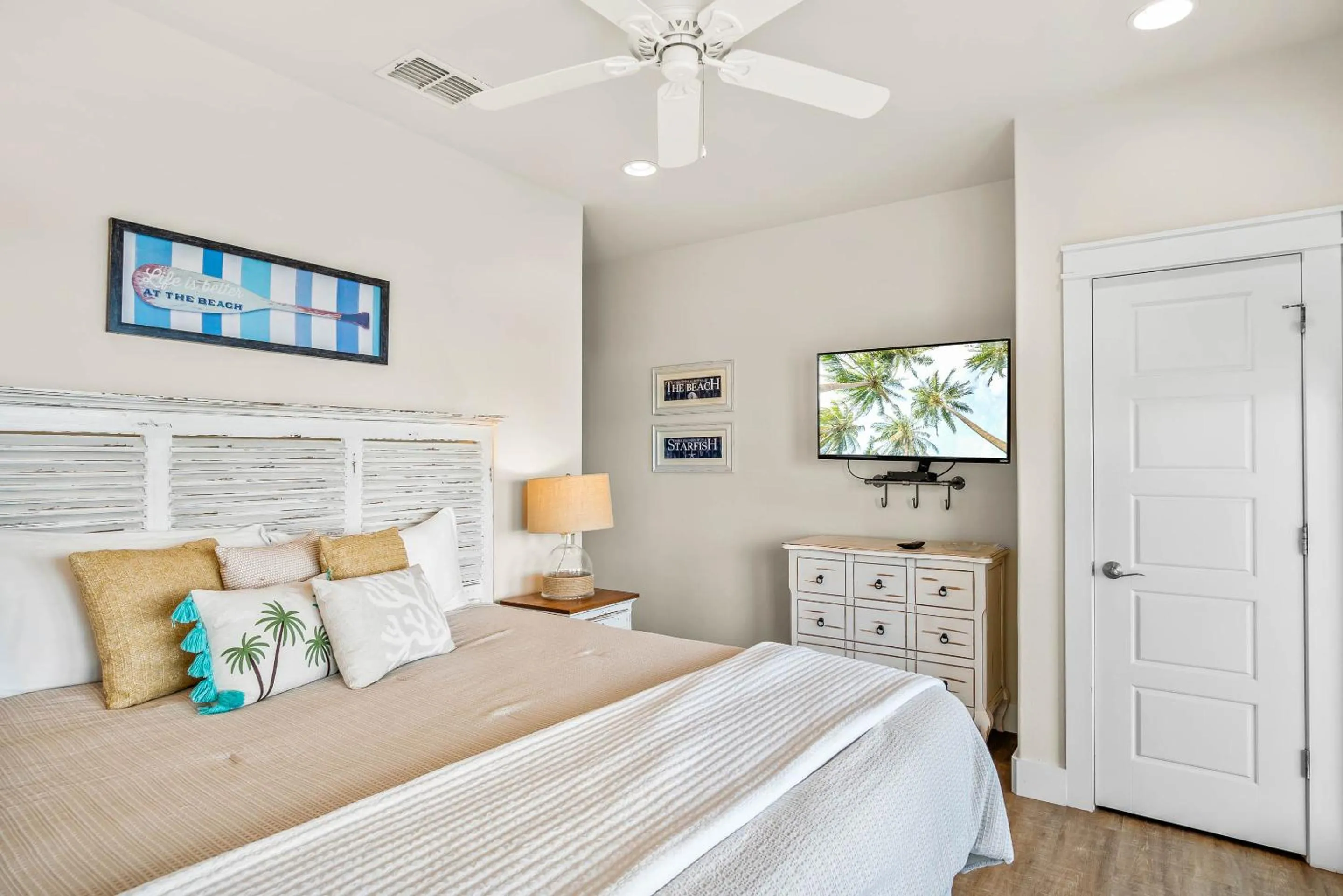 Property building, Bed in Beach-A-Holic