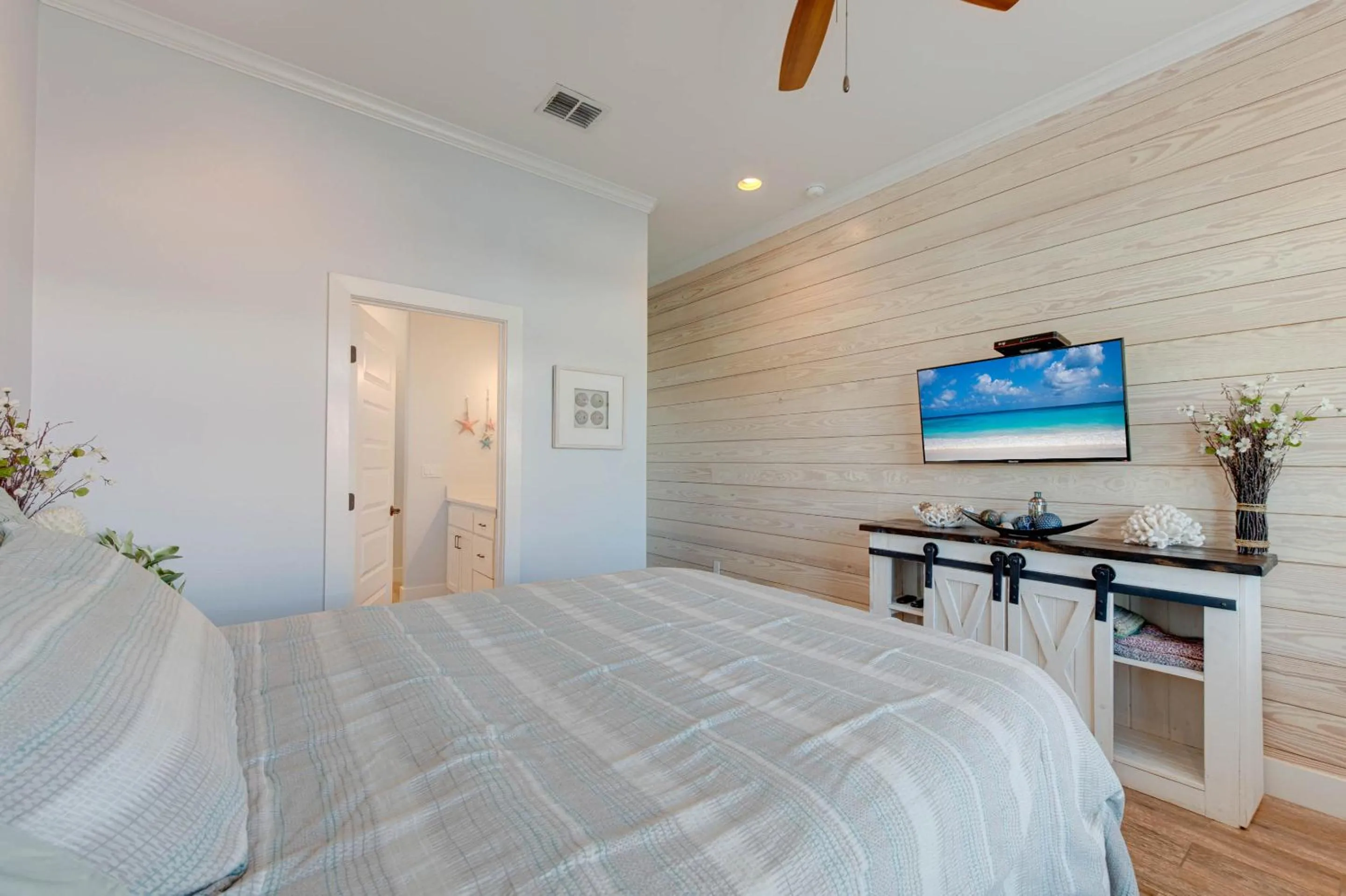 Property building, Bed in Postcard from Paradise