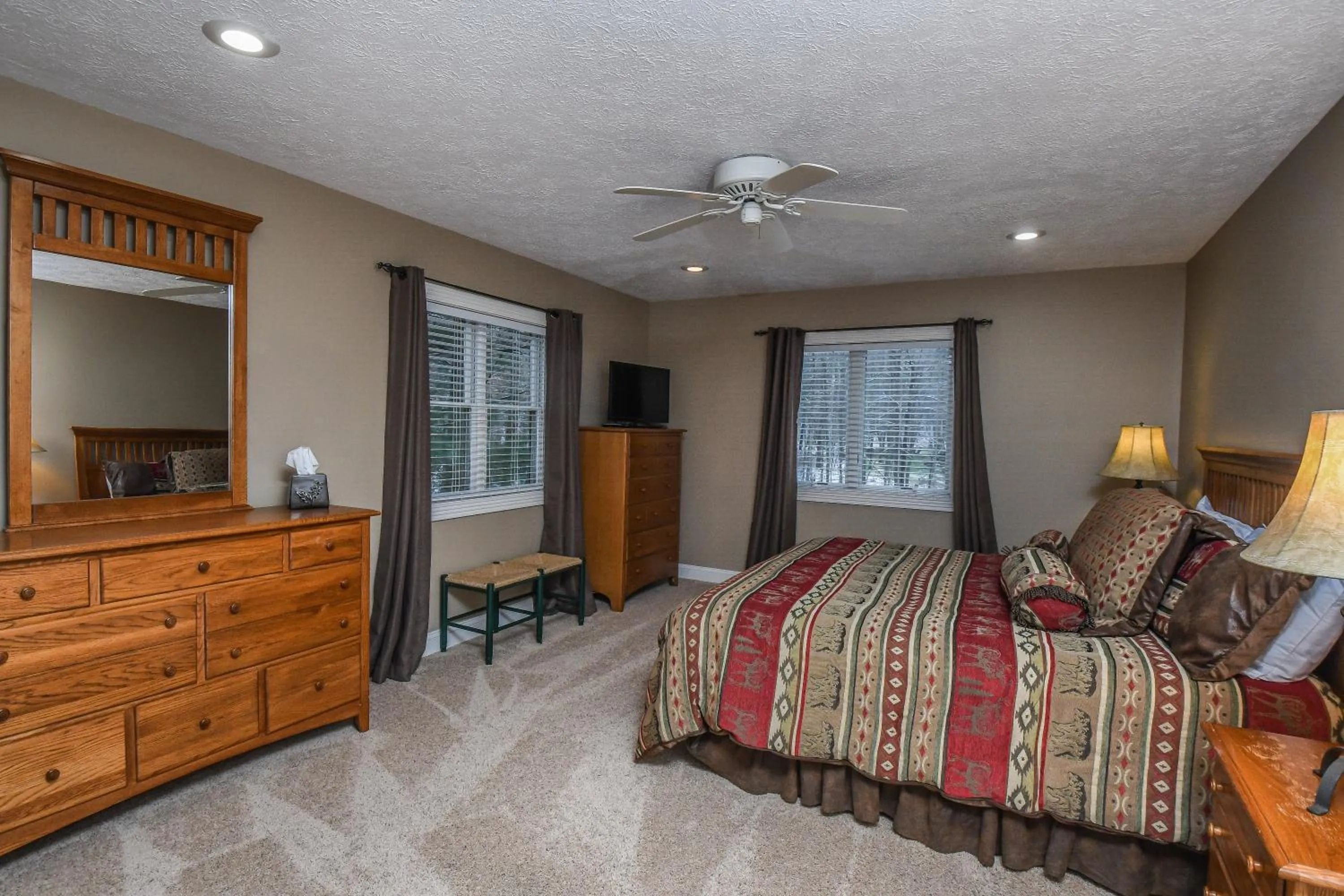 Property building, Bed in Black Bear Lodge