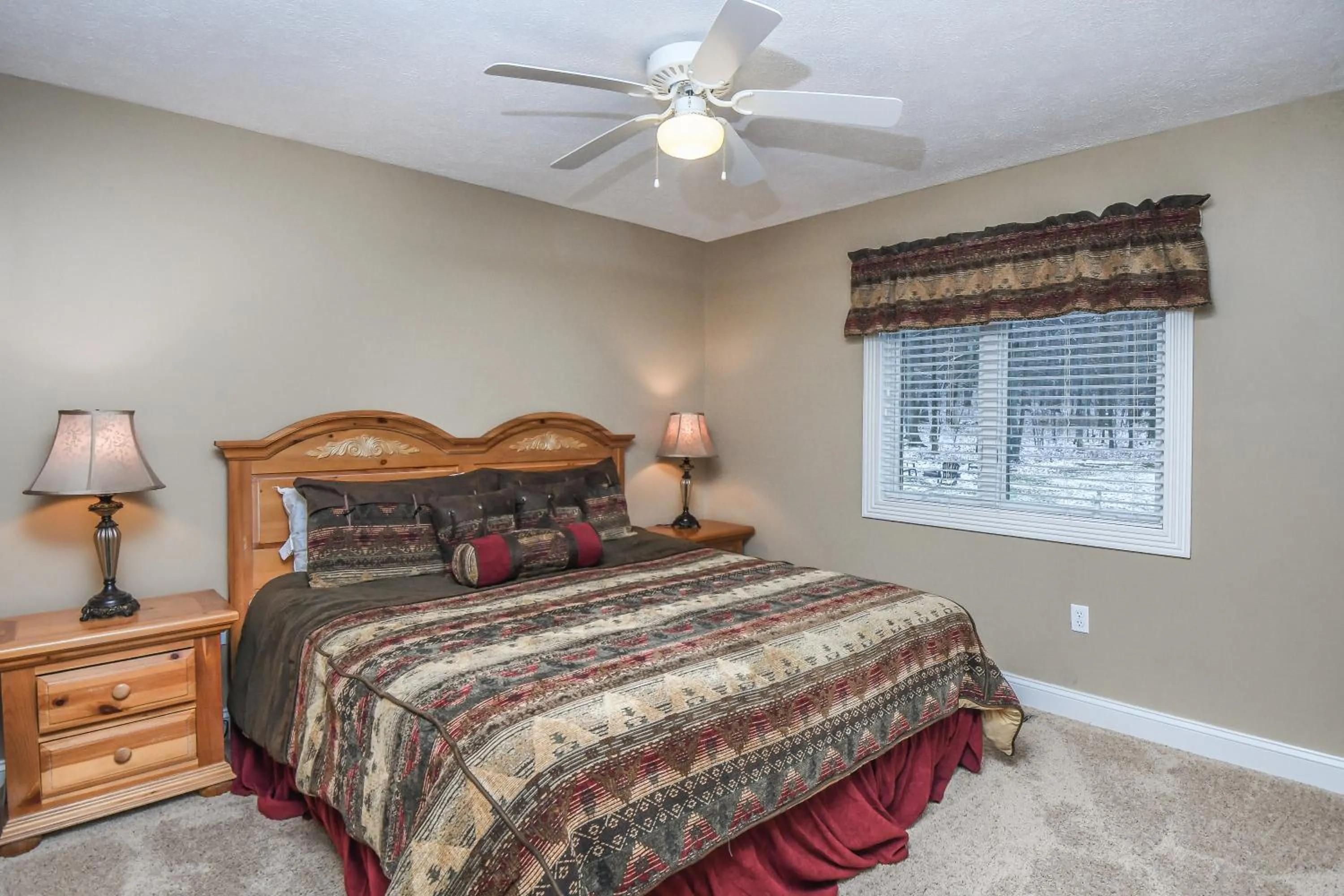 Property building, Bed in Black Bear Lodge