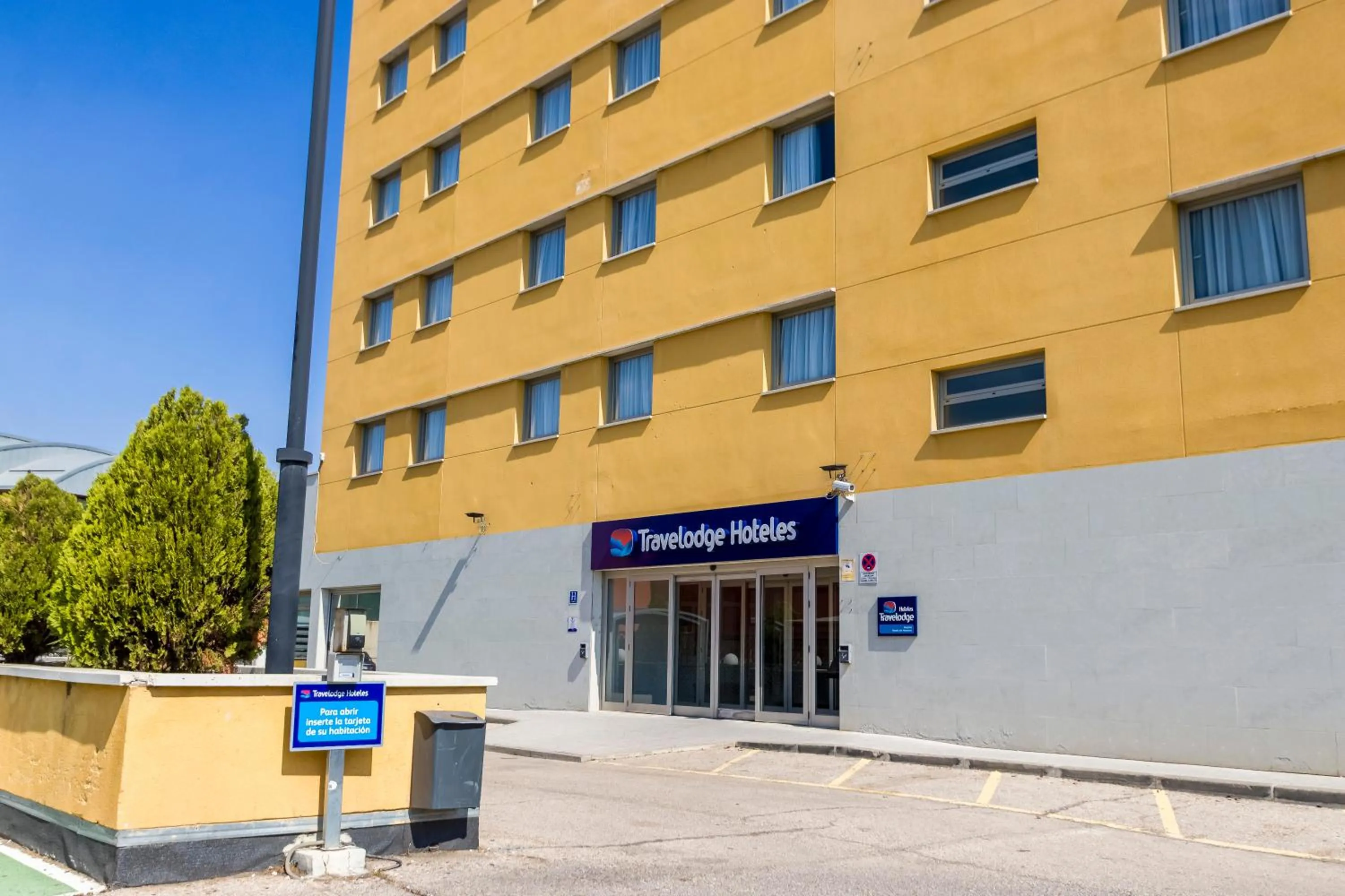 Facade/entrance in Travelodge Madrid Alcalá de Henares