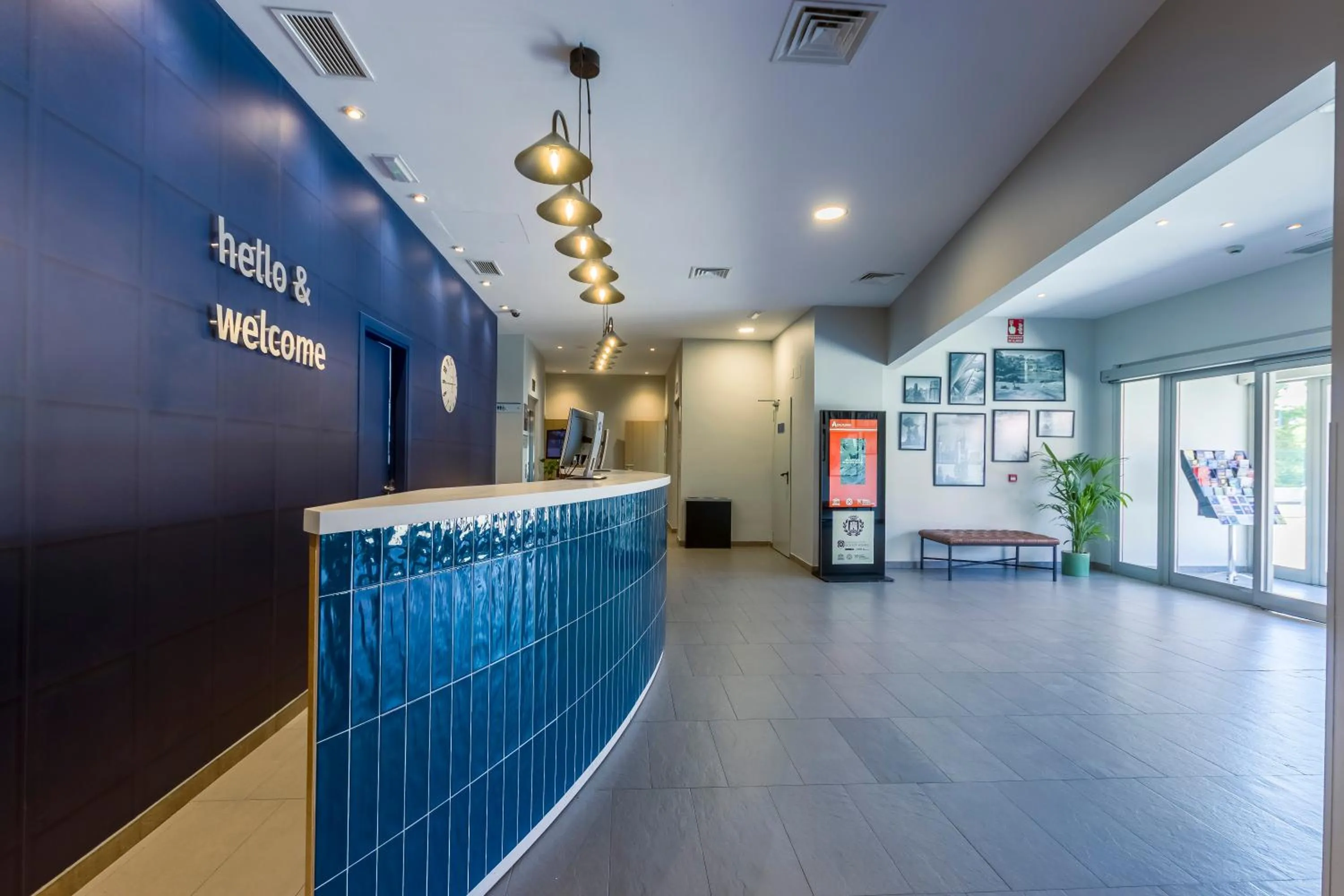 Lobby or reception in Travelodge Madrid Alcalá de Henares