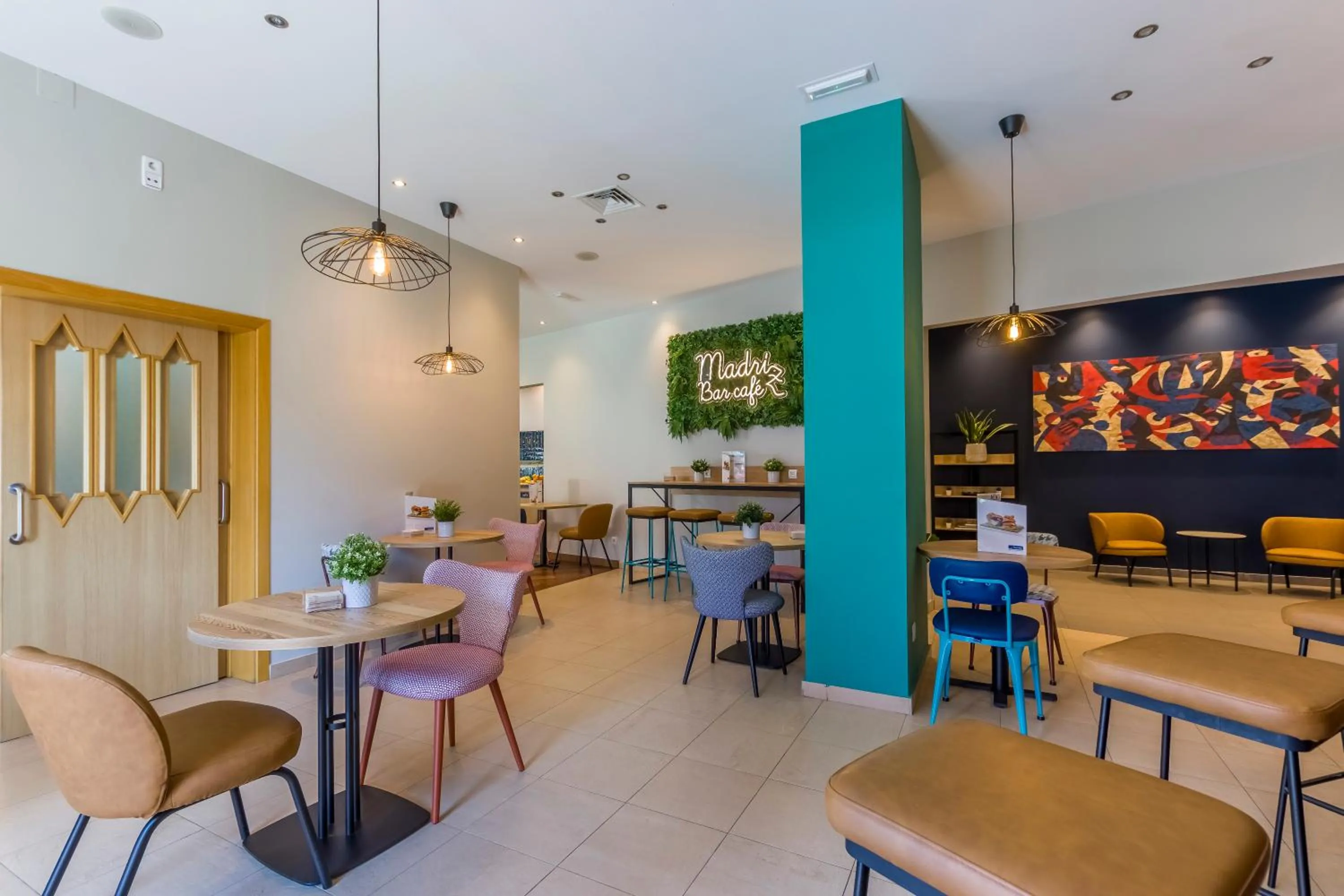 Lounge or bar in Travelodge Madrid Alcalá de Henares