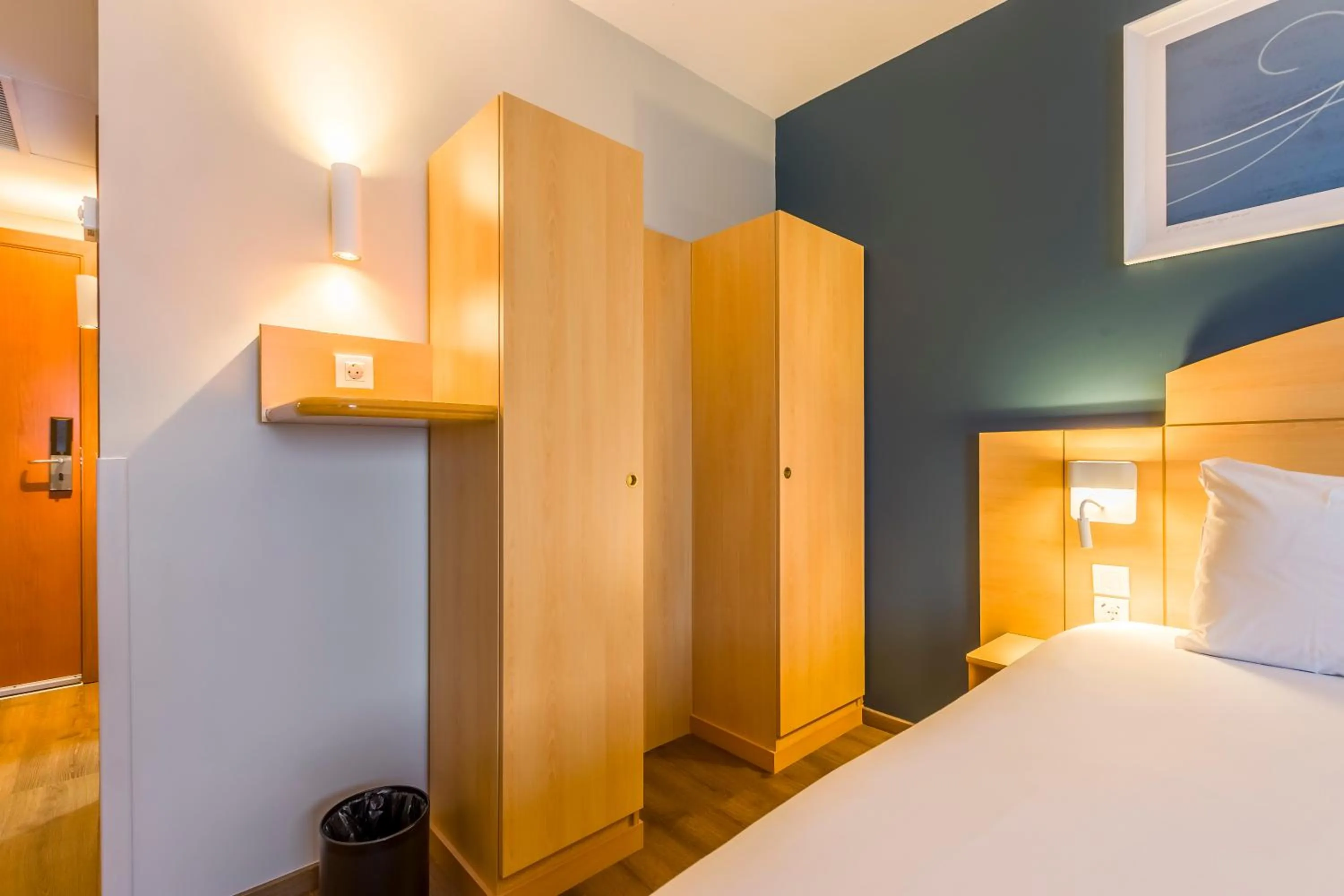 wardrobe, Bed in Travelodge Madrid Alcalá de Henares