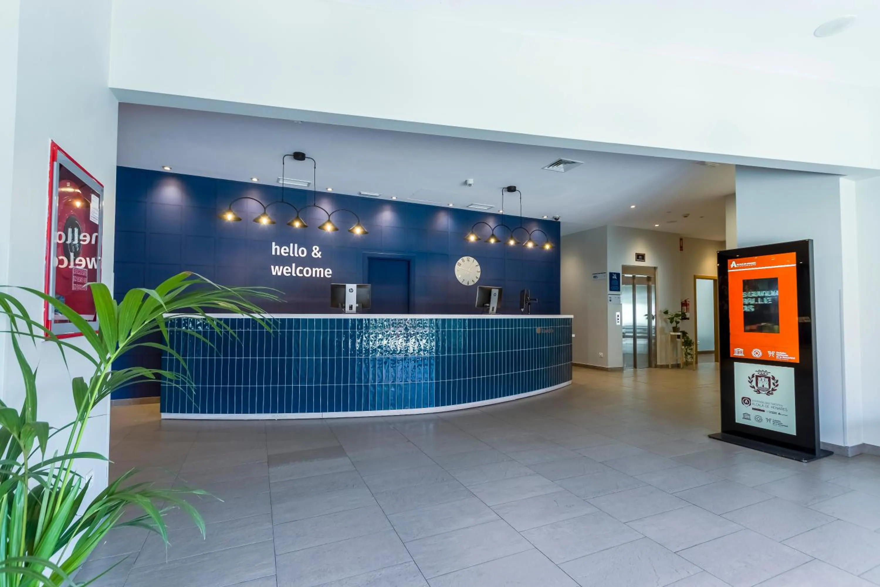 Lobby or reception in Travelodge Madrid Alcalá de Henares