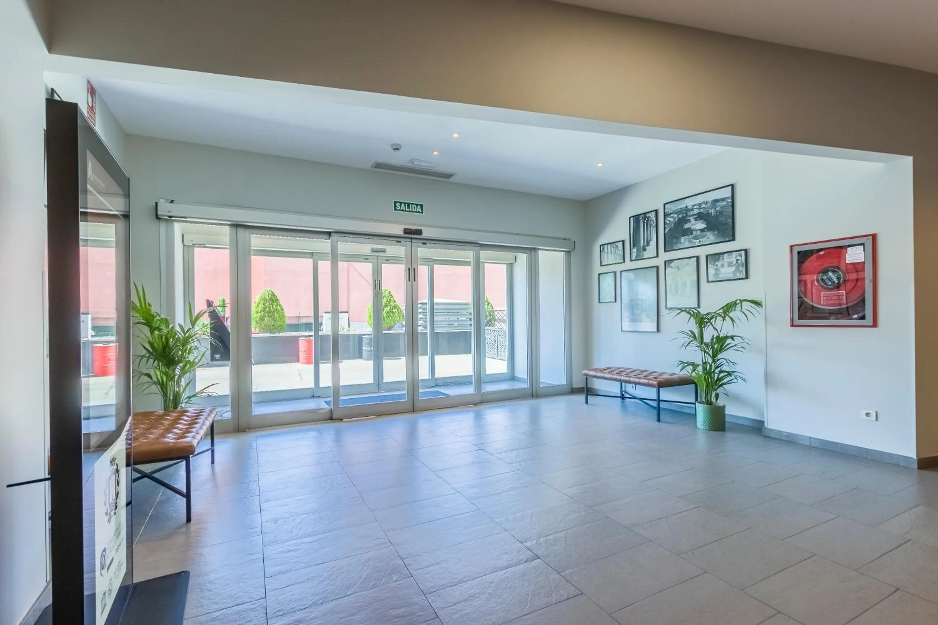 Lobby or reception in Travelodge Madrid Alcalá de Henares