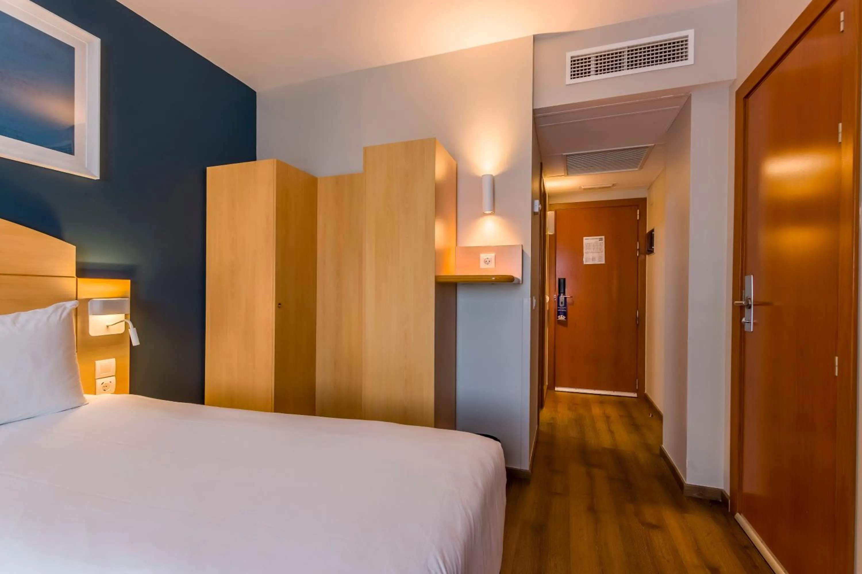 wardrobe, Bed in Travelodge Madrid Alcalá de Henares