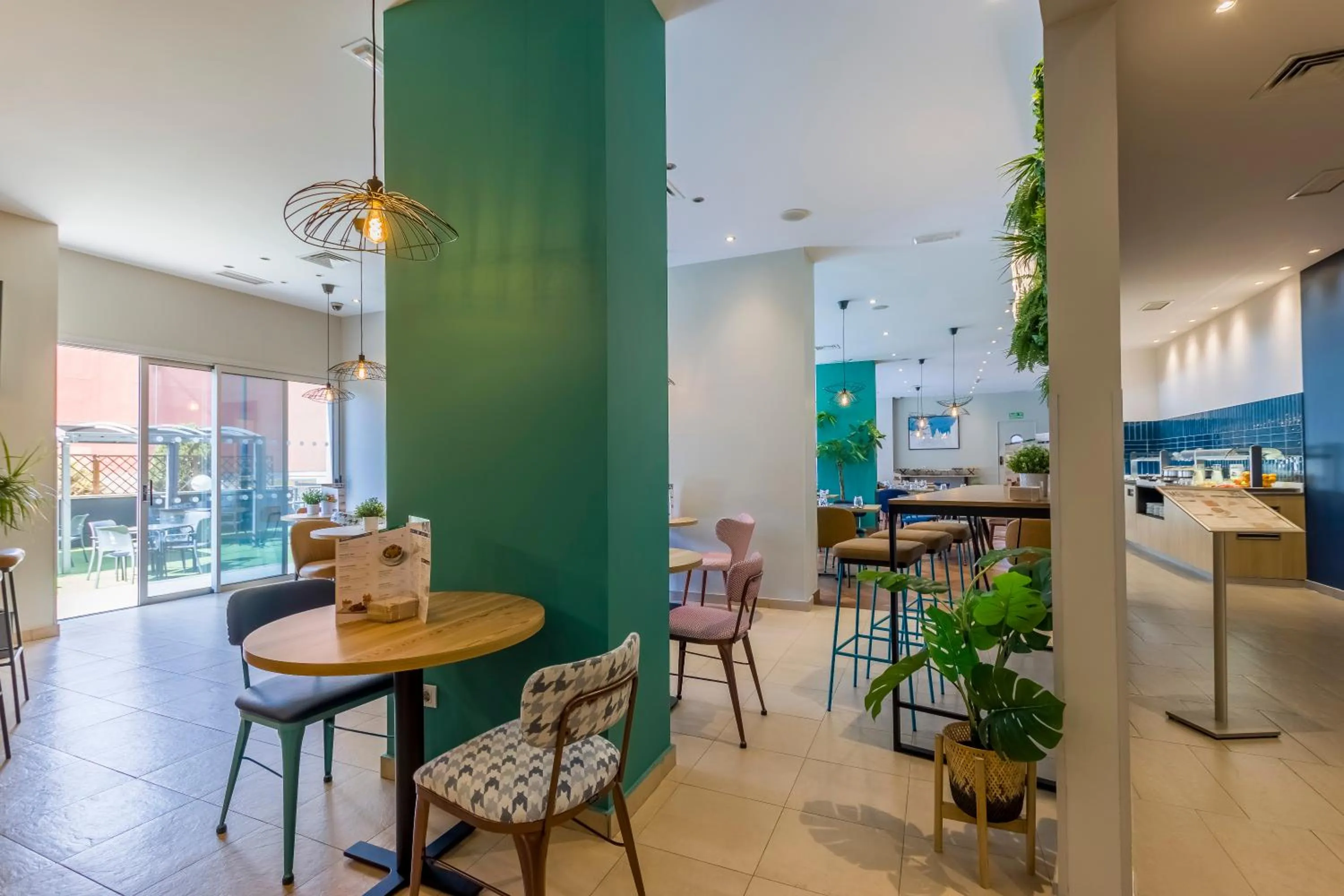 Lounge or bar in Travelodge Madrid Alcalá de Henares