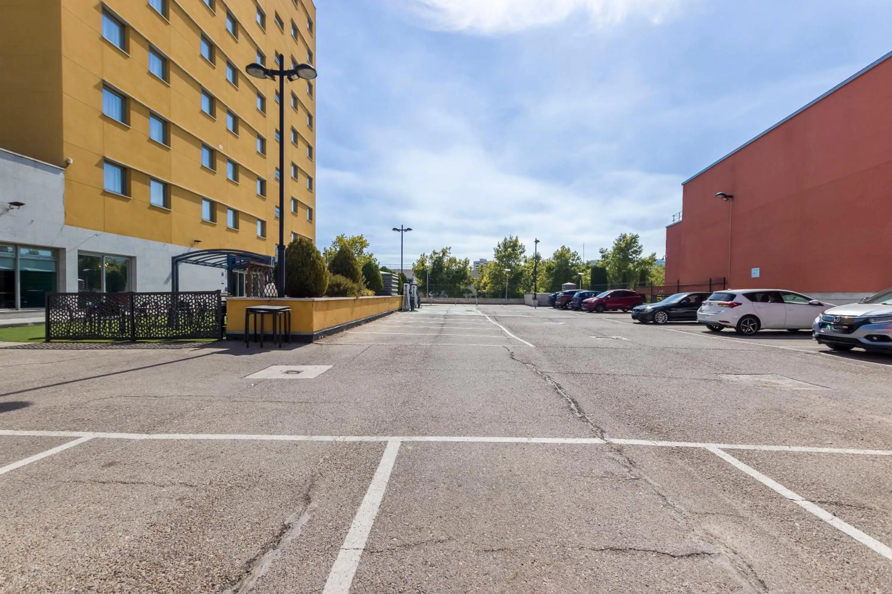 Facade/entrance in Travelodge Madrid Alcalá de Henares
