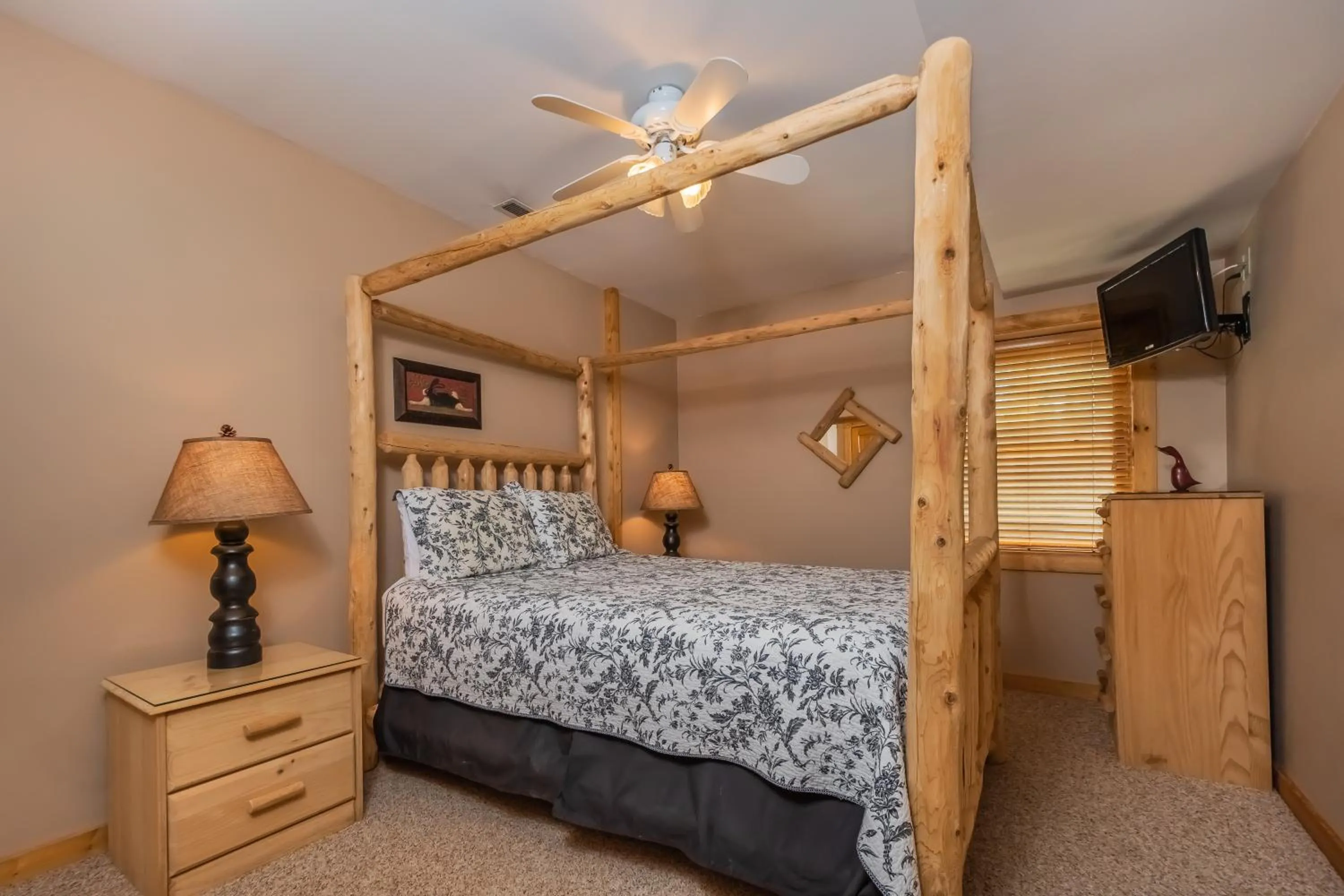 Property building, Bed in Mallard Landing