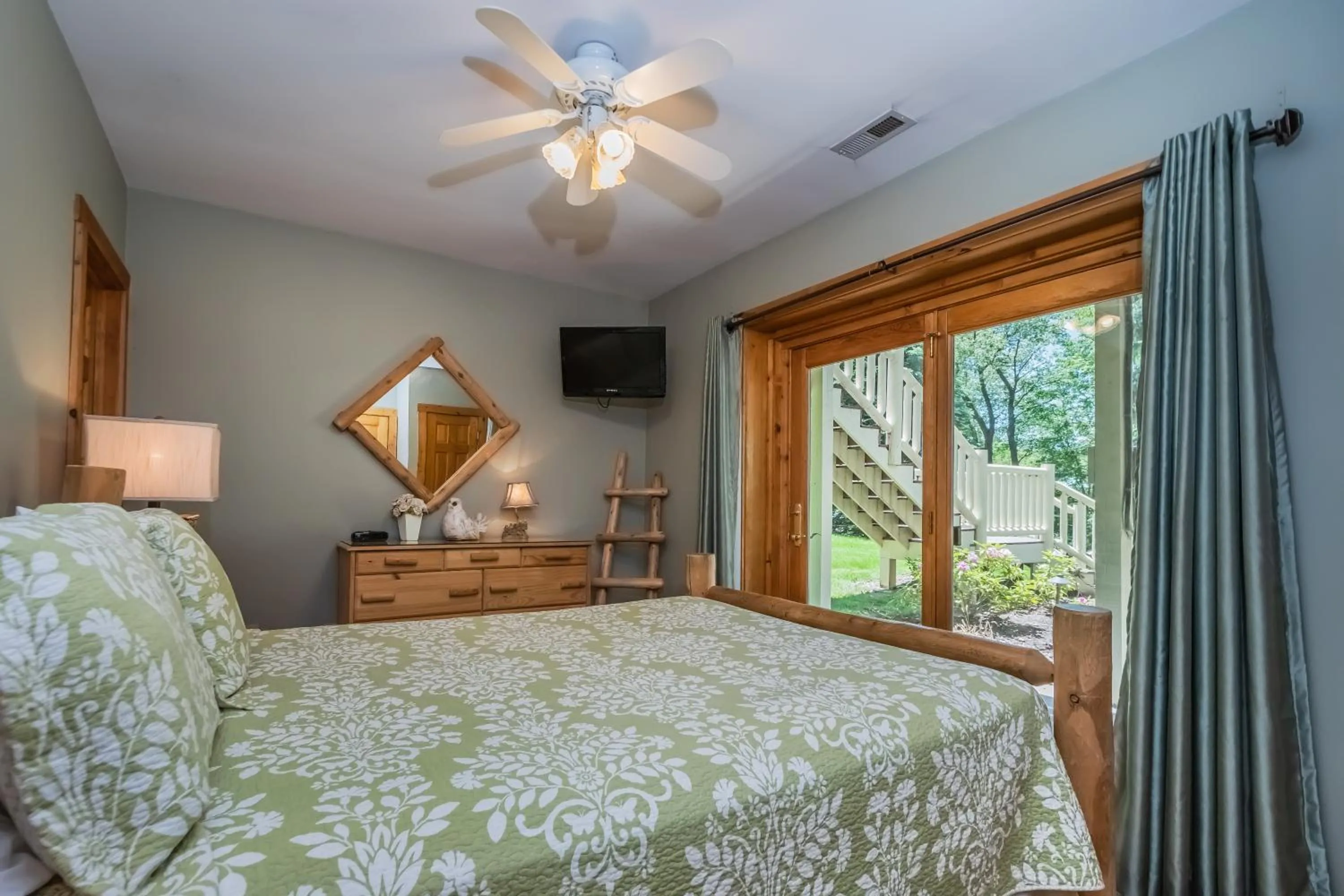 Property building, Bed in Mallard Landing