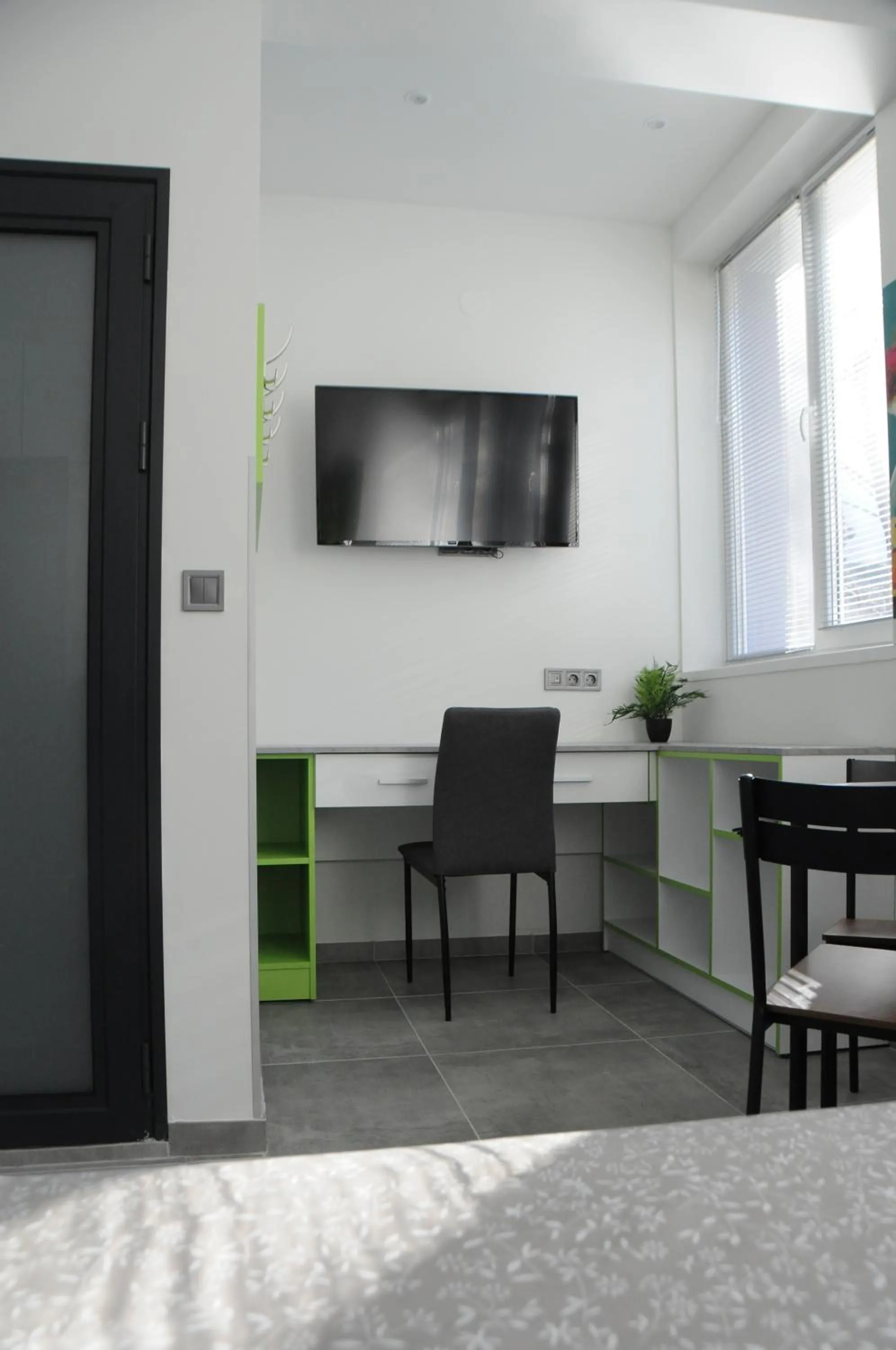 TV and multimedia in DORM BG pet-friendly Aparthotel