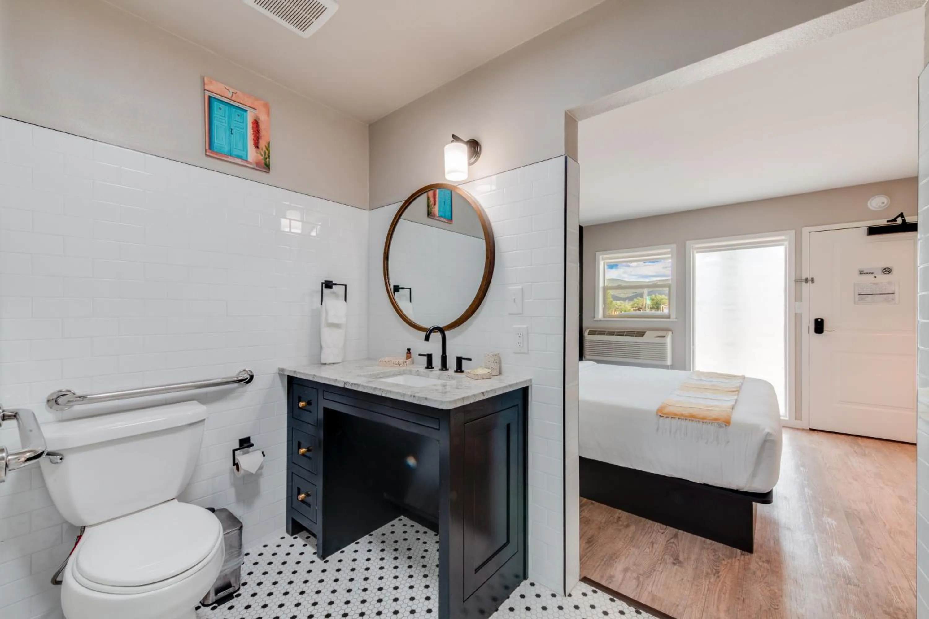 Bathroom, Bed in Taos Motor Lodge