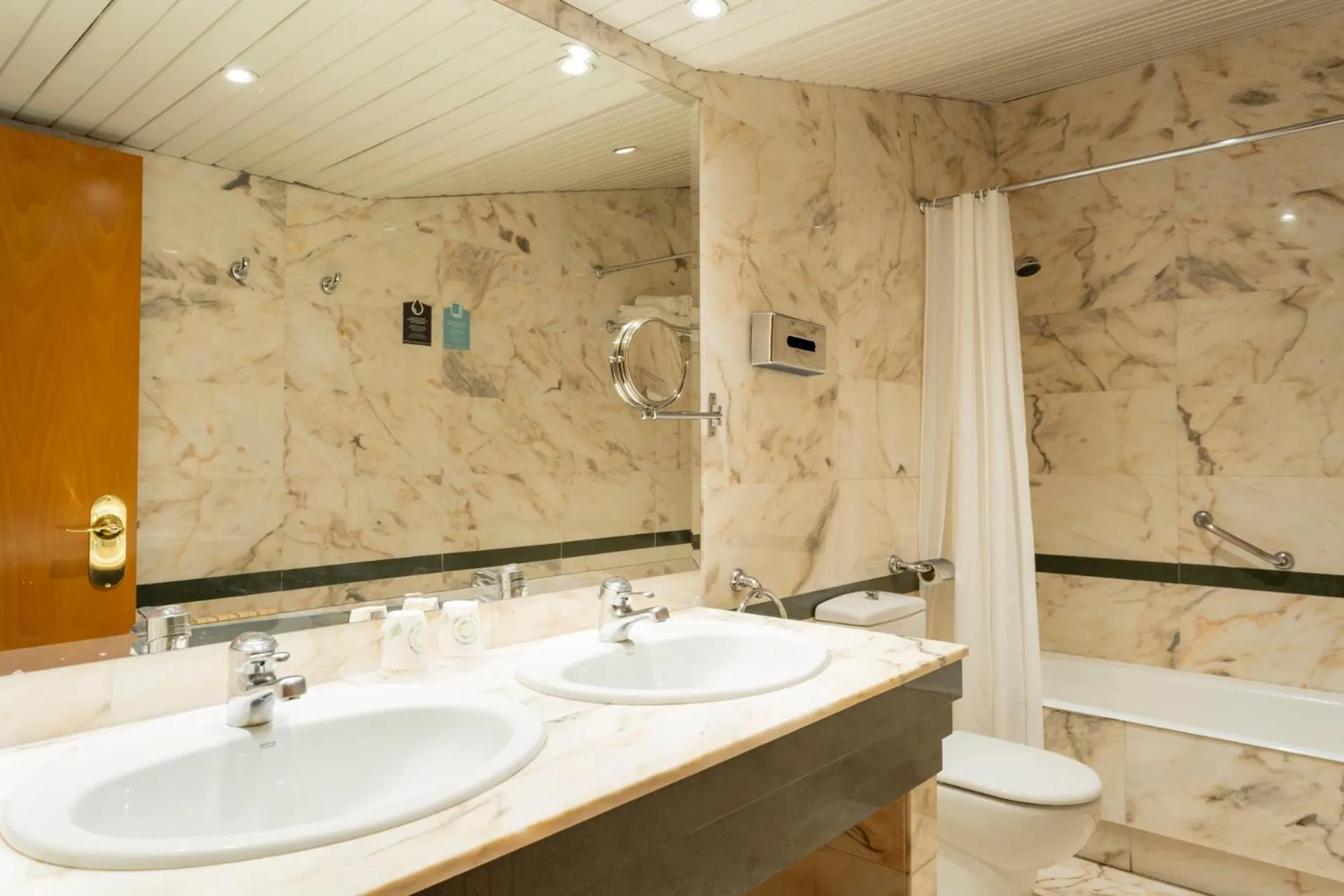 Bathroom in Hotel Alda Río Tormes