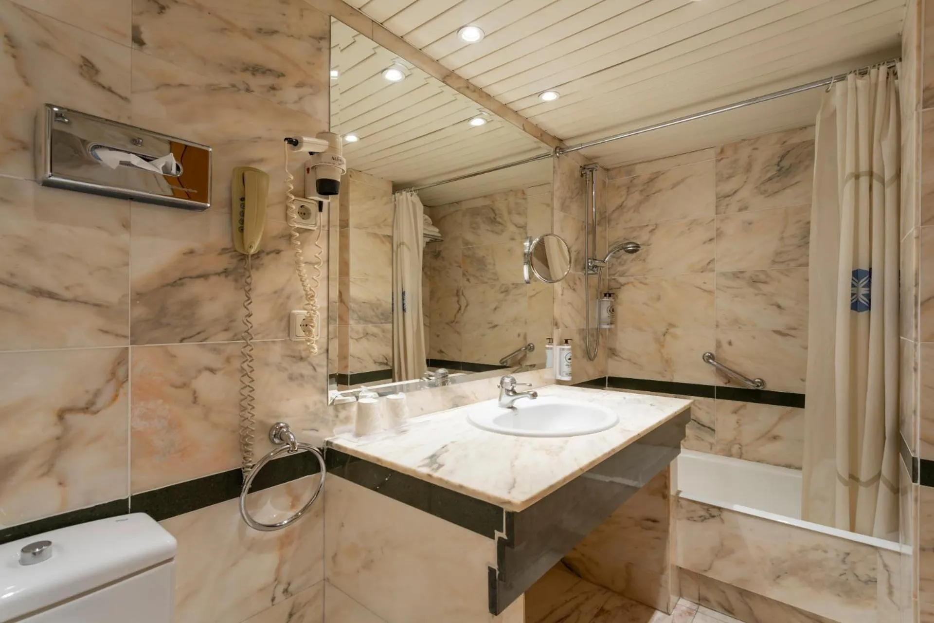 Bathroom in Hotel Alda Río Tormes