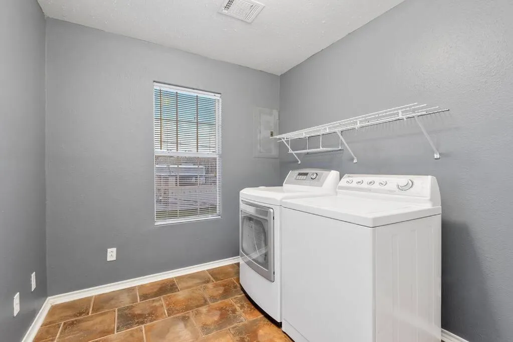 washing machine in Sunnyside Retreat