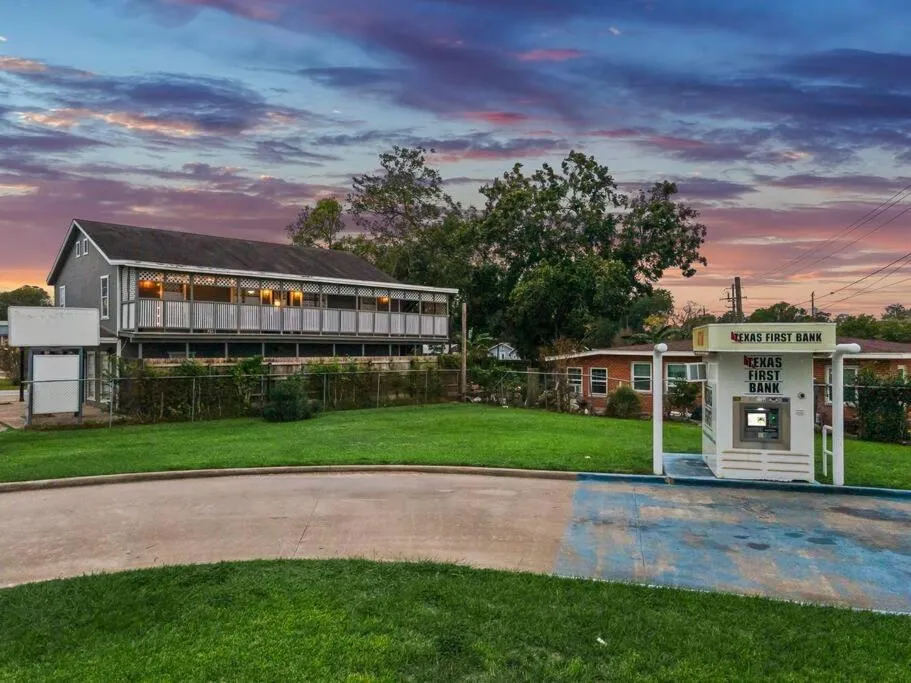 Property building in Sunnyside Retreat