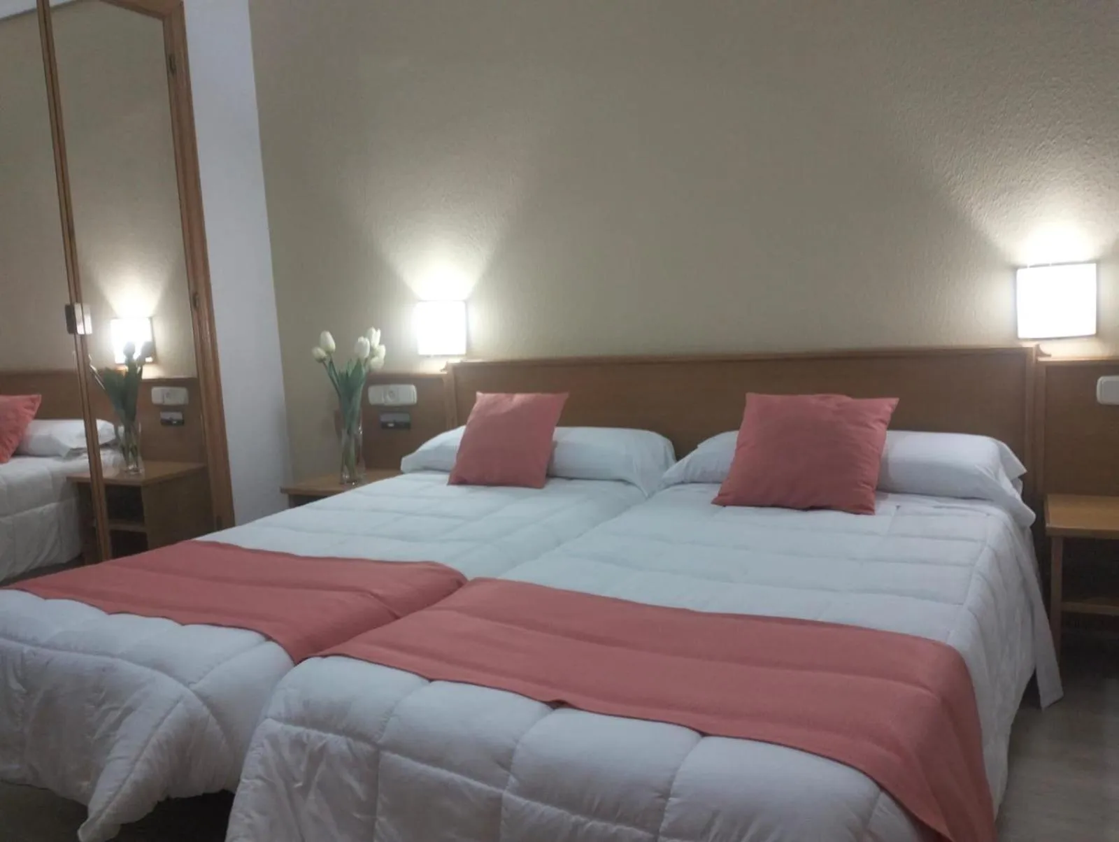 Bed in Hotel Helmántico