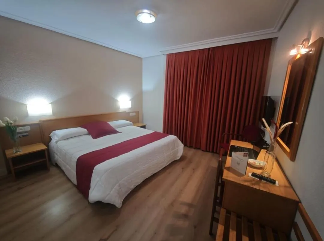 Bed in Hotel Helmántico