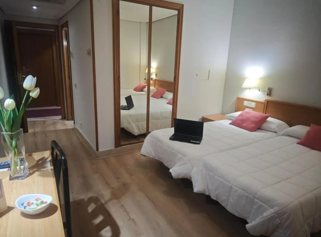 Bed in Hotel Helmántico