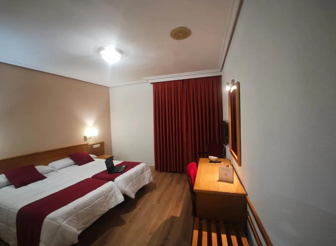 Photo of the whole room, Bed in Hotel Helmántico