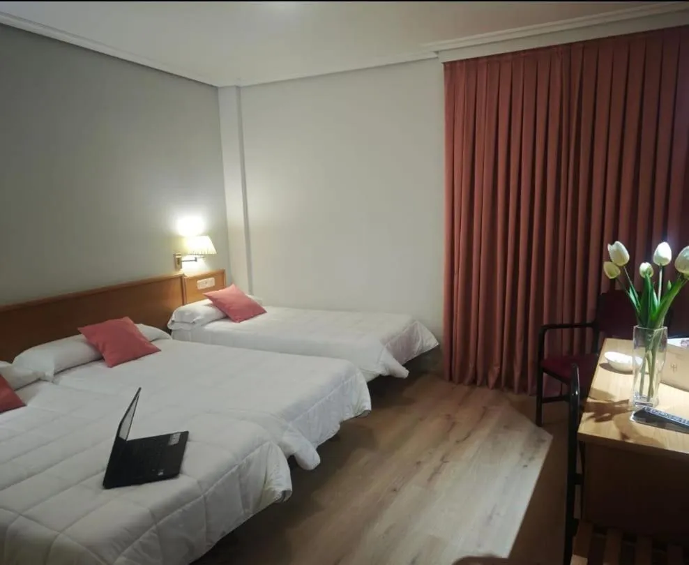 Bed in Hotel Helmántico