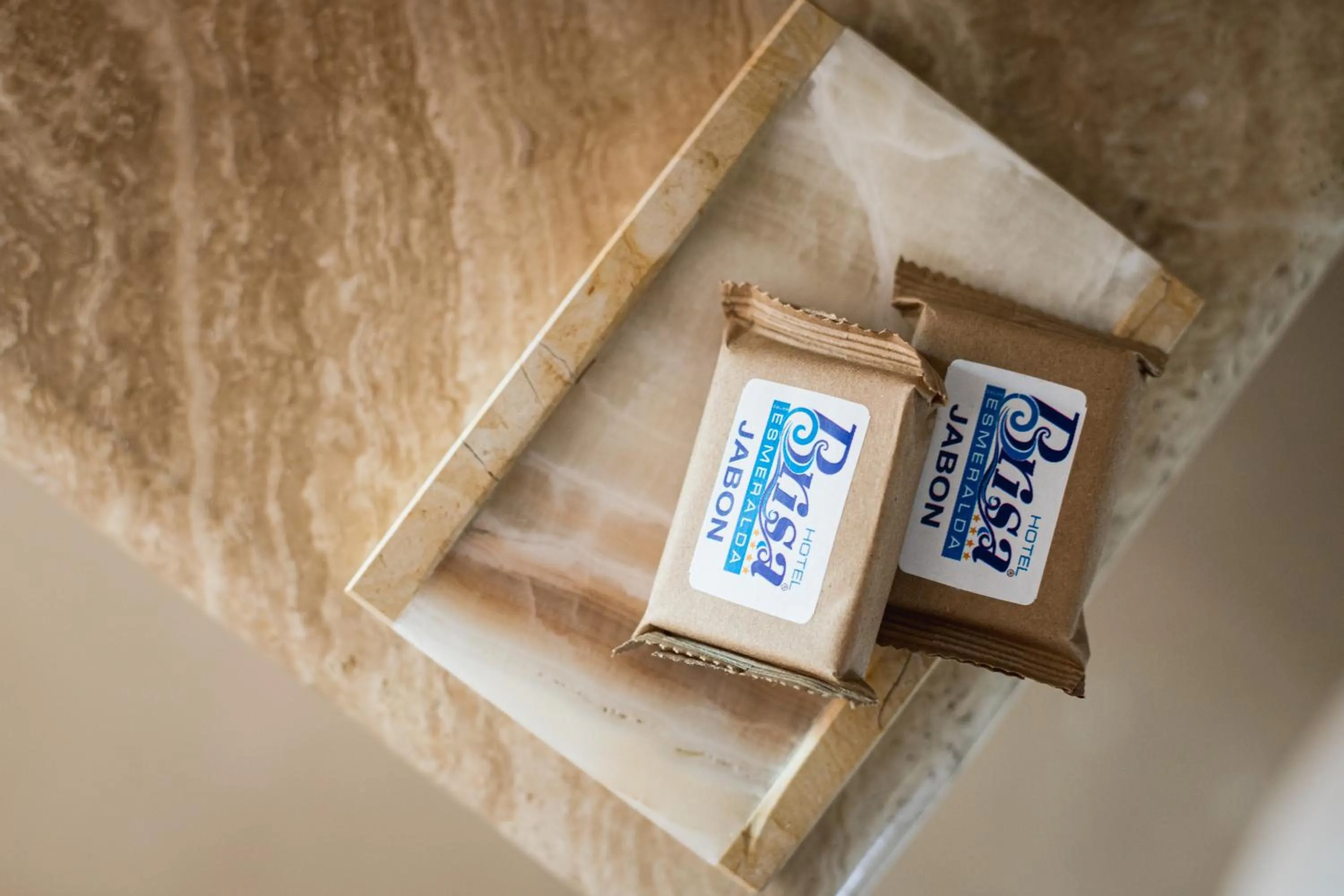 Bathroom in Brisa Color Esmeralda