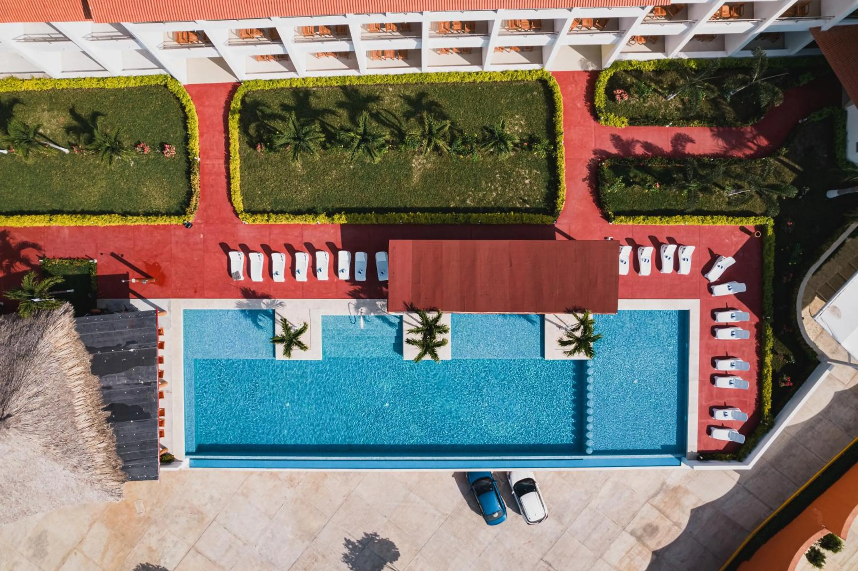 Pool view in Brisa Color Esmeralda