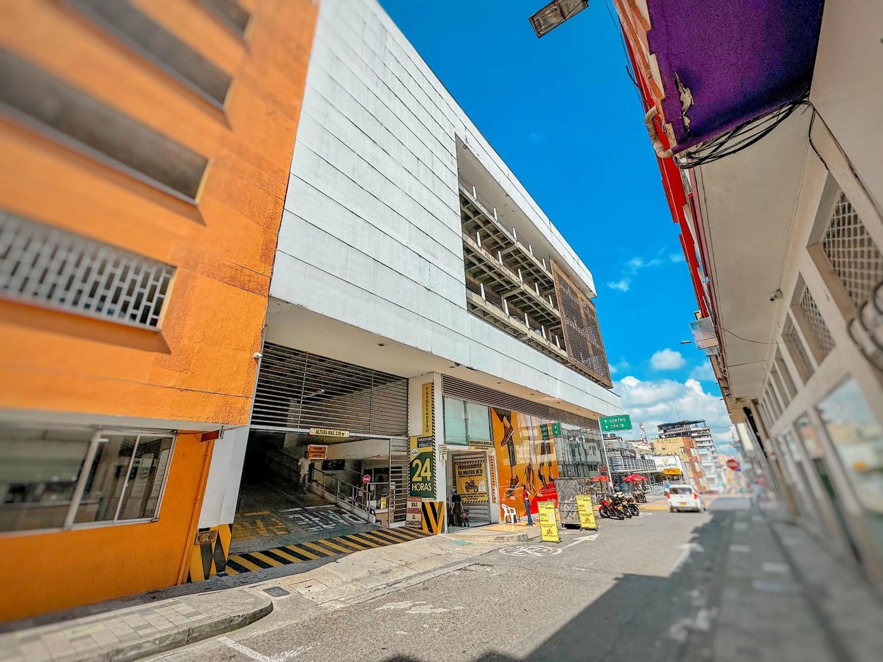 Parking in Hotel Mónaco Armenia