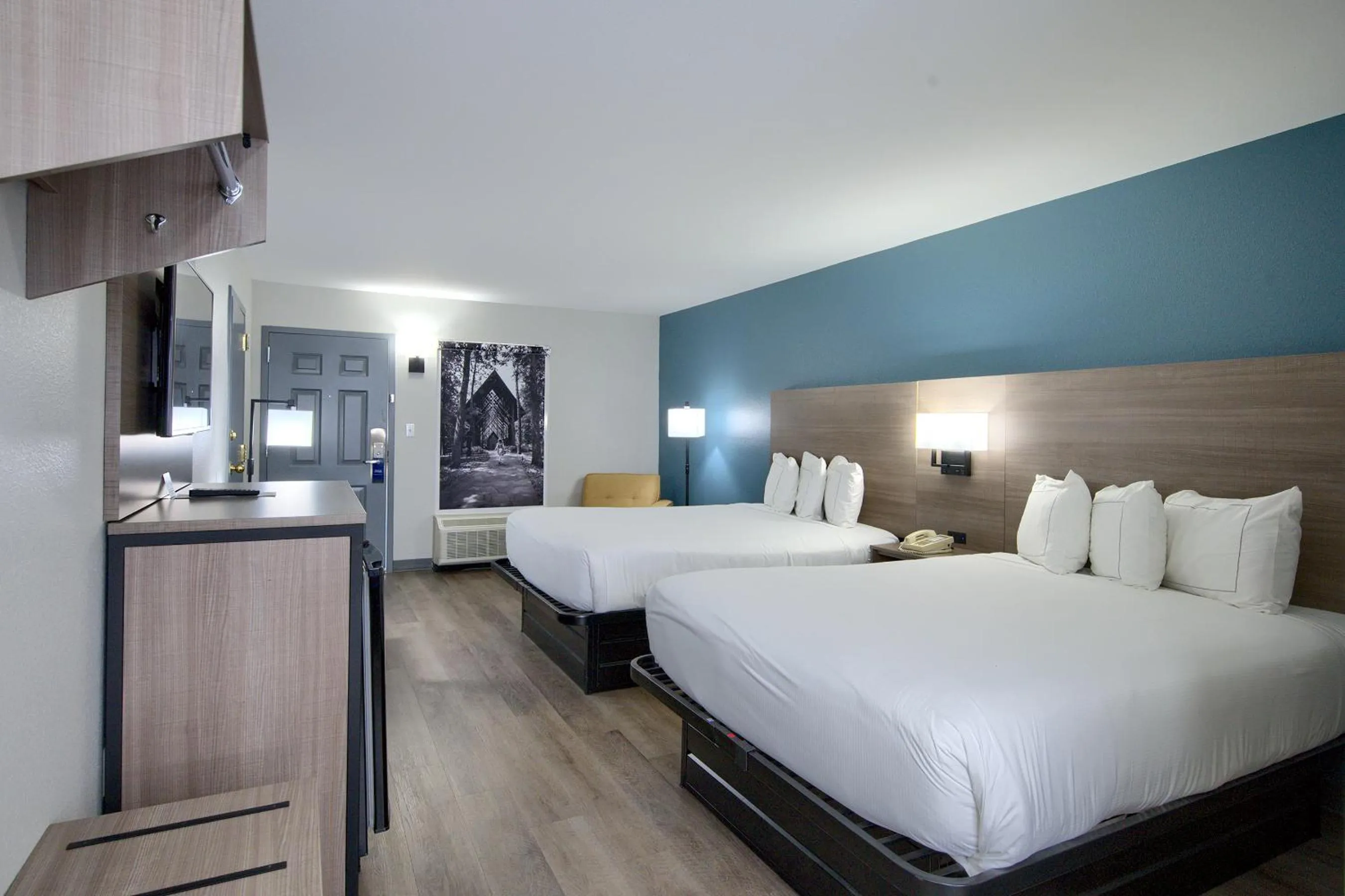 Photo of the whole room, Bed in Hot Springs Village Inn