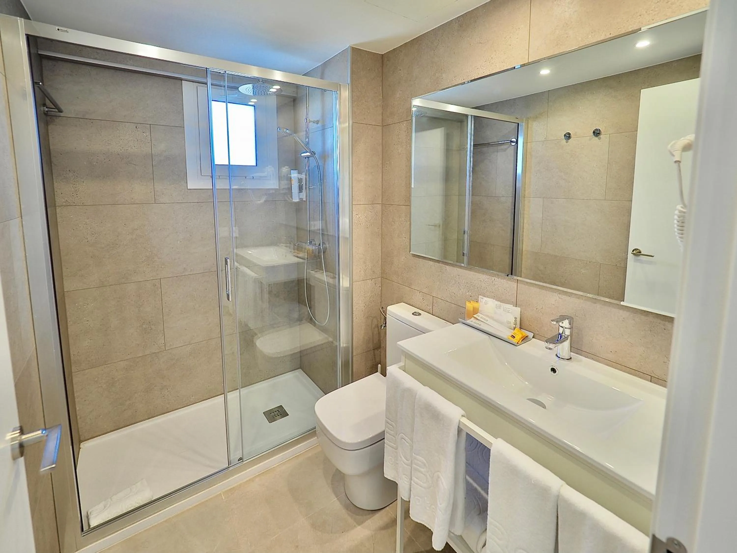 Toilet in BQ Belvedere Hotel