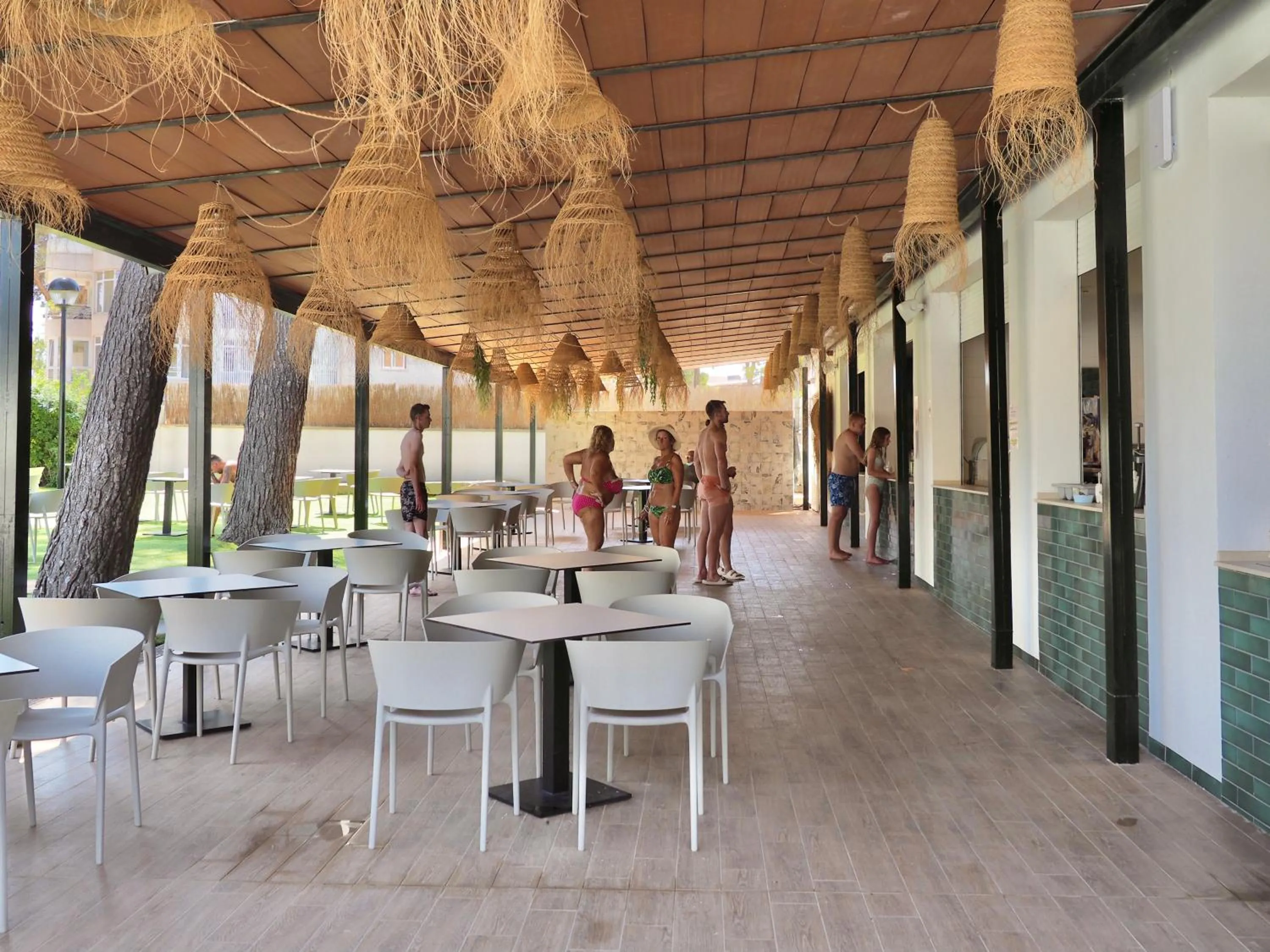 Restaurant/places to eat in BQ Belvedere Hotel