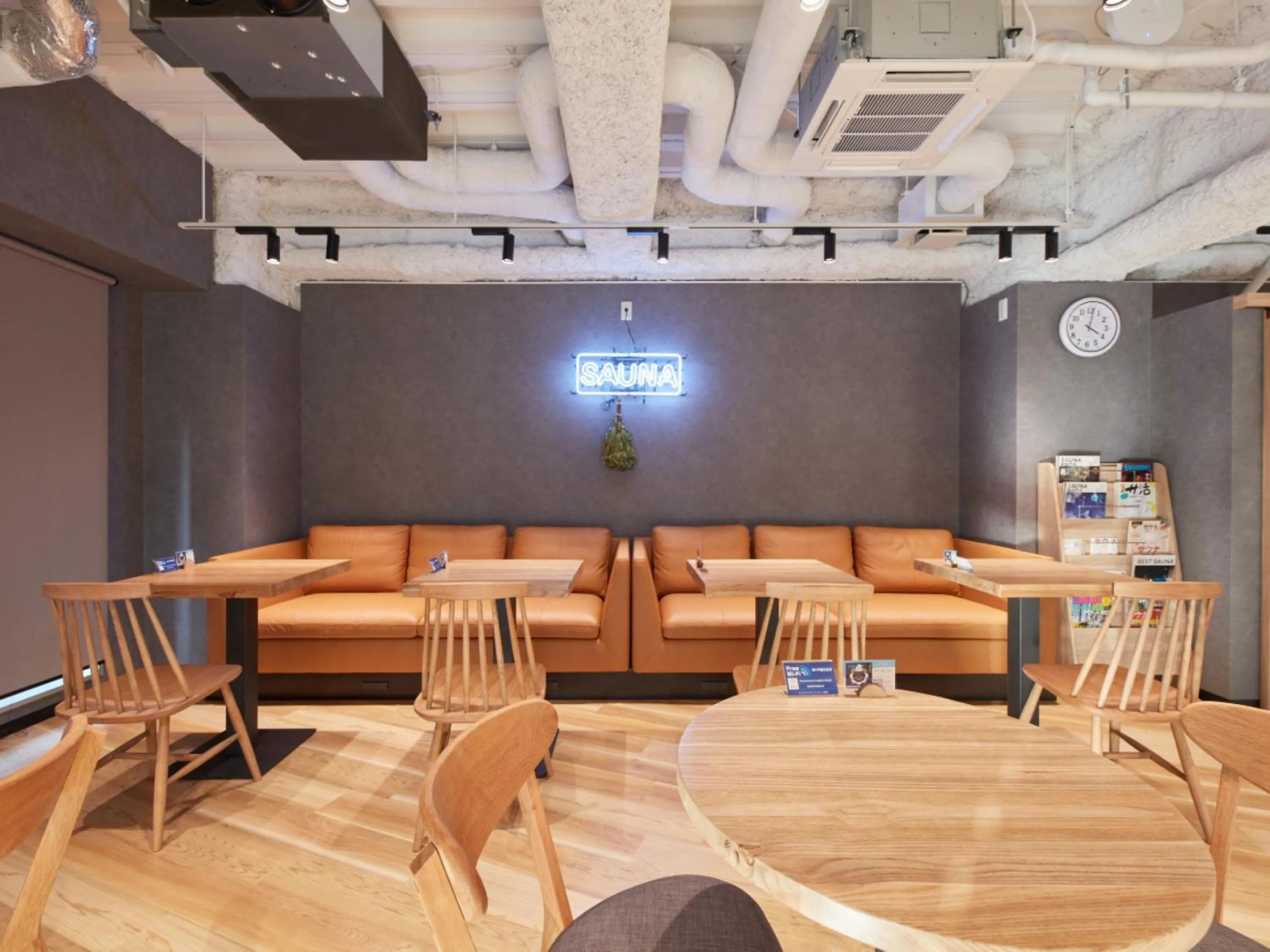 Communal lounge/ TV room in Rembrandt Cabin & Spa Shimbashi - Caters to Men