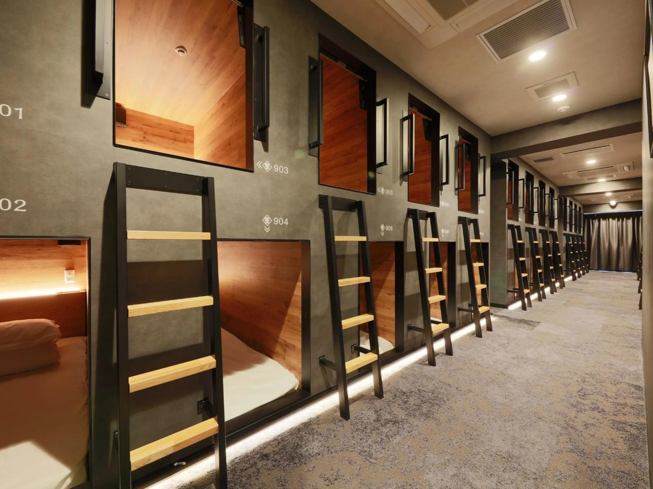 Bedroom, Bed in Rembrandt Cabin & Spa Shimbashi - Caters to Men