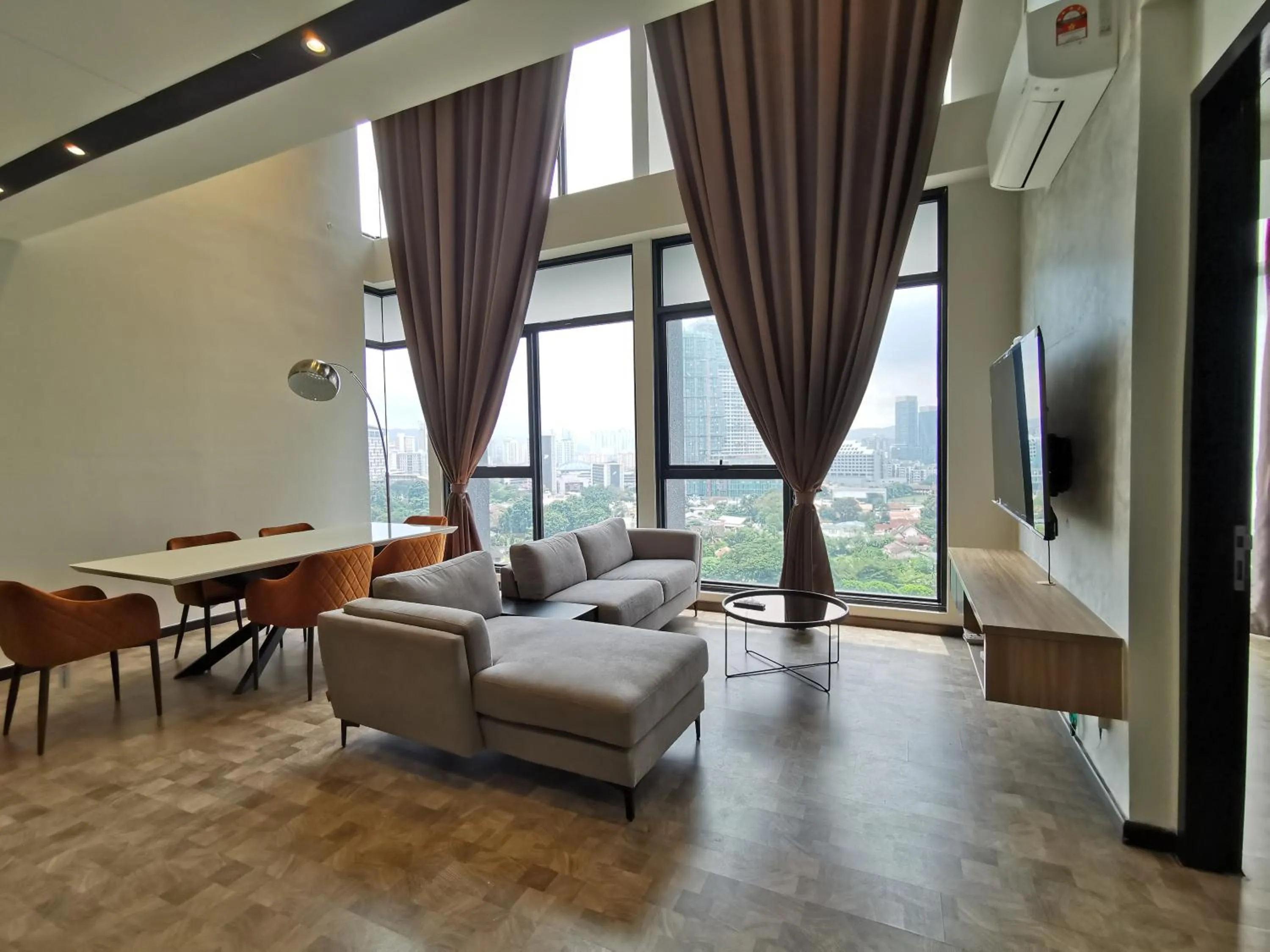 Expressionz Professional Suites by AURORA SUMMER SUITES