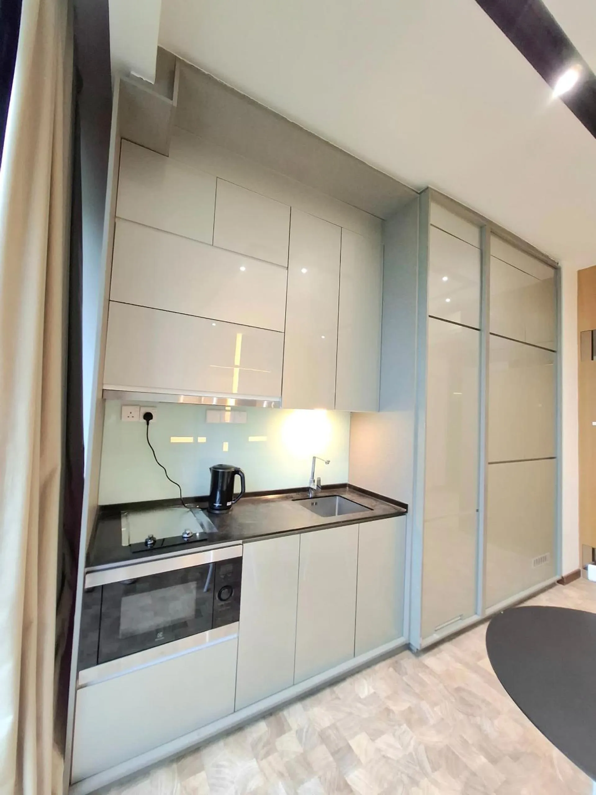 Expressionz Professional Suites by AURORA SUMMER SUITES