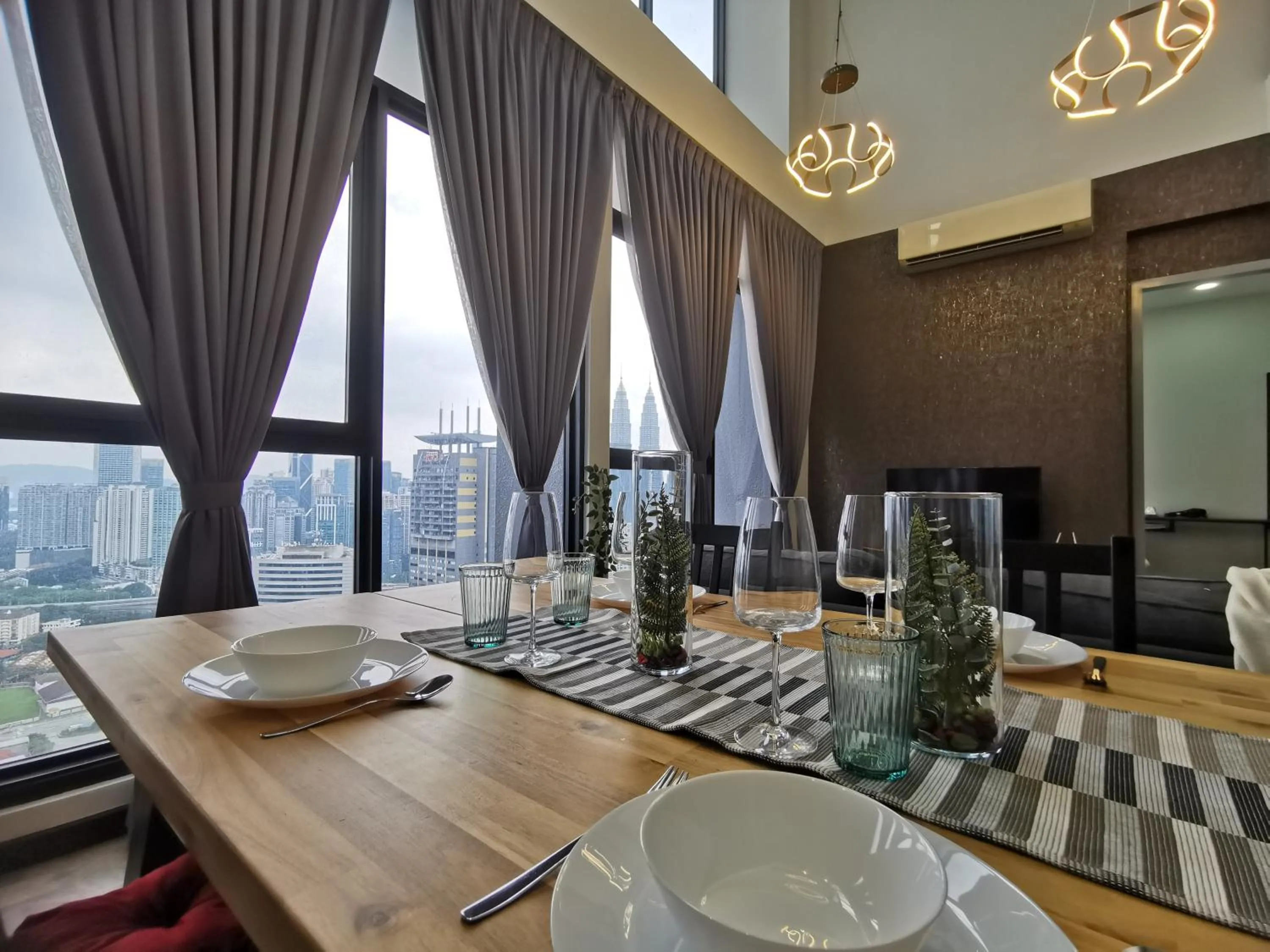 Expressionz Professional Suites by AURORA SUMMER SUITES