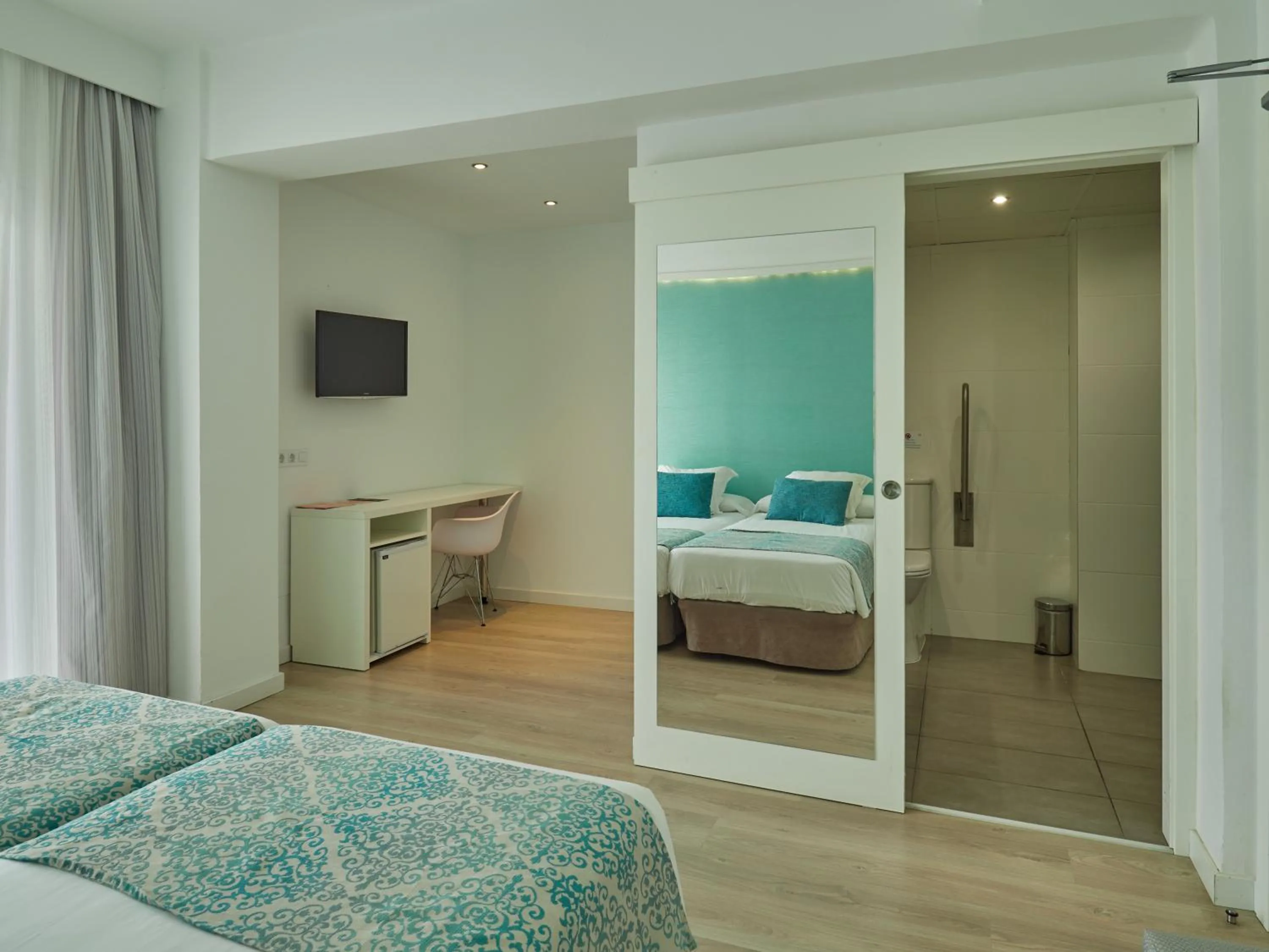 Bathroom, Bed in BQ Apolo Hotel