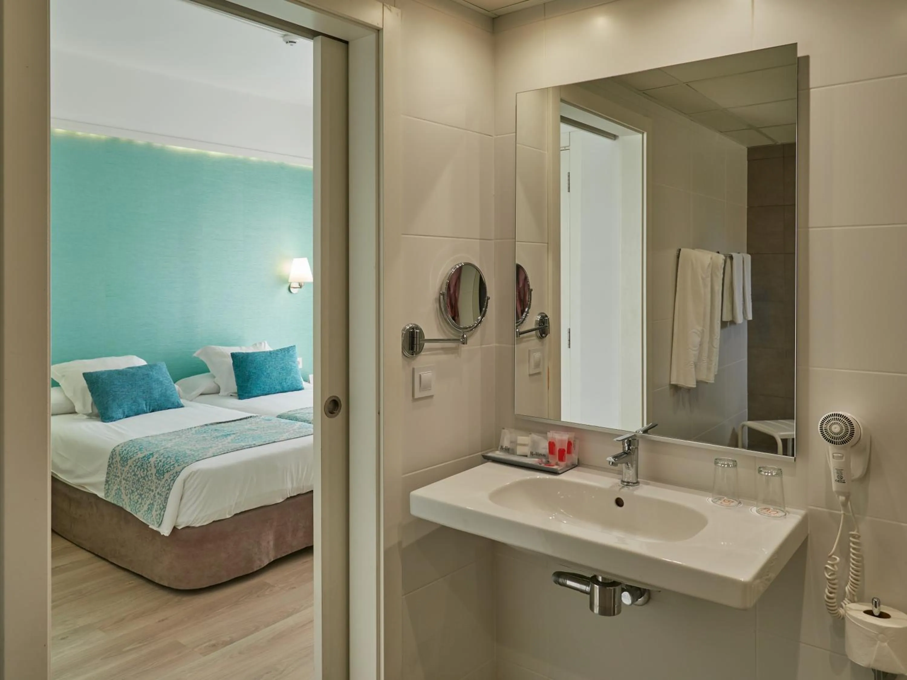 Bathroom, Bed in BQ Apolo Hotel
