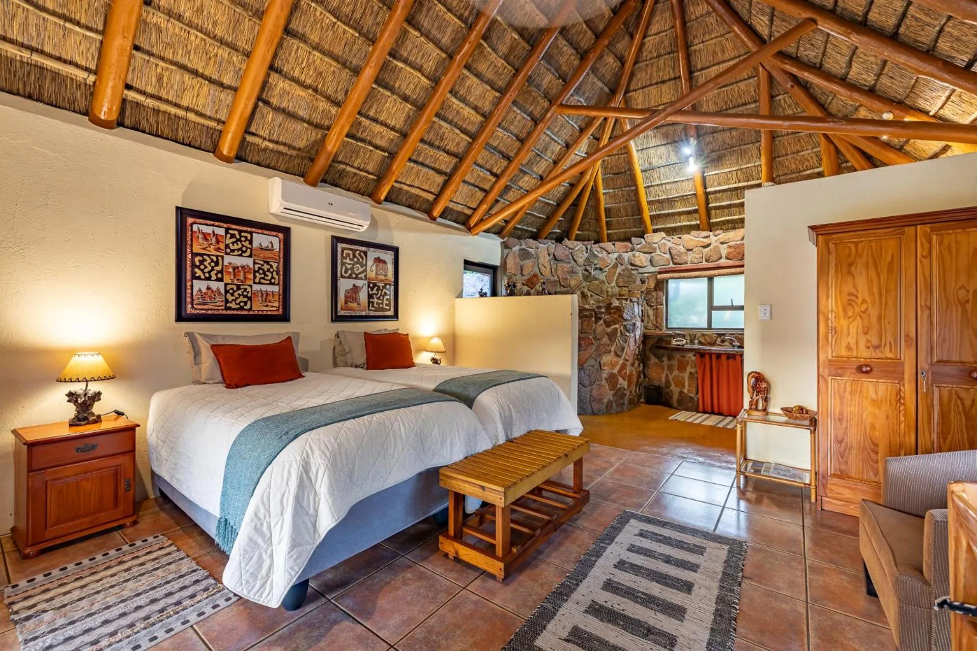Photo of the whole room, Bed in Iketla Lodge