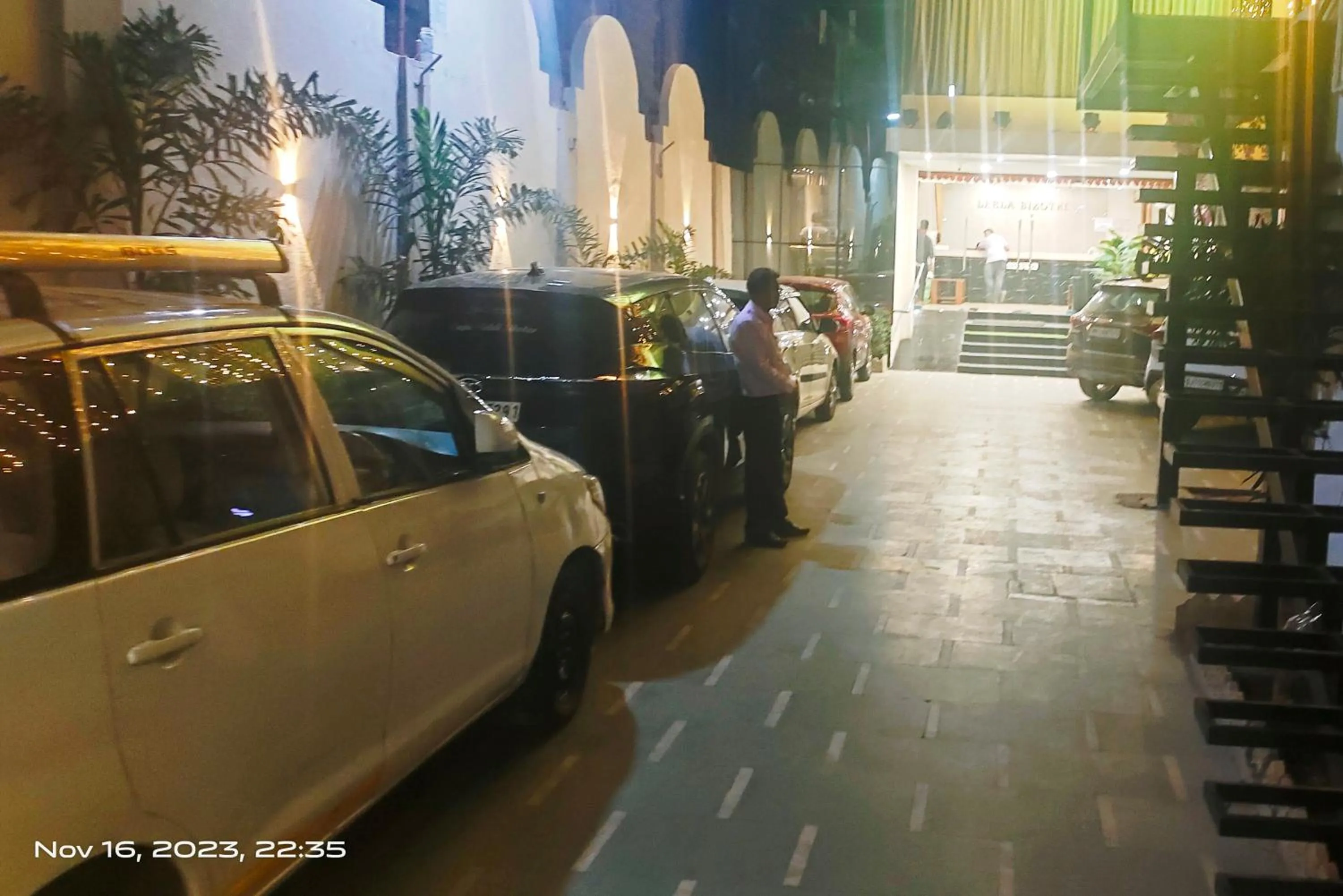 Parking in LEELA BIZOTEL