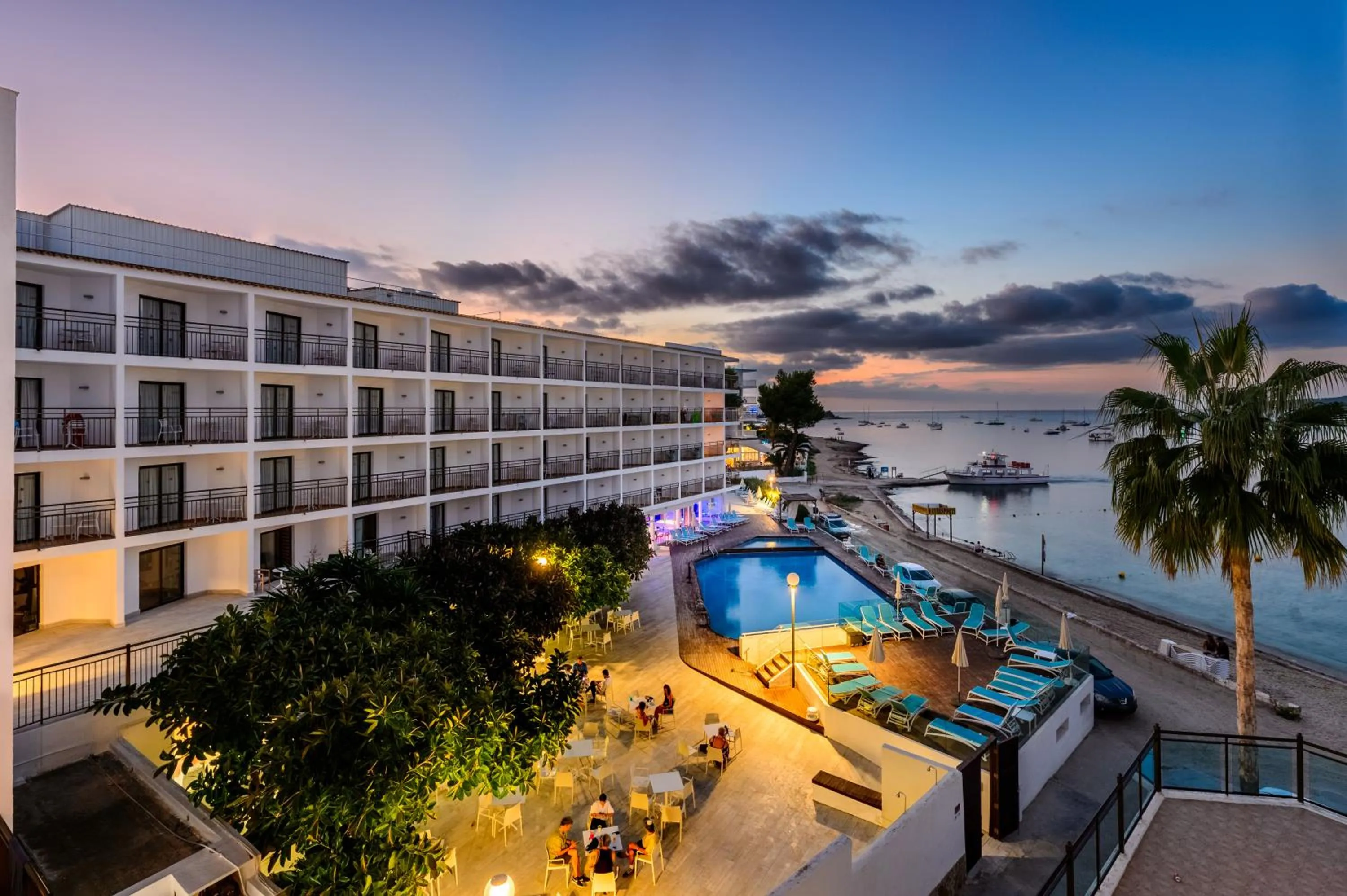 Swimming pool in Hotel Vibra San Remo
