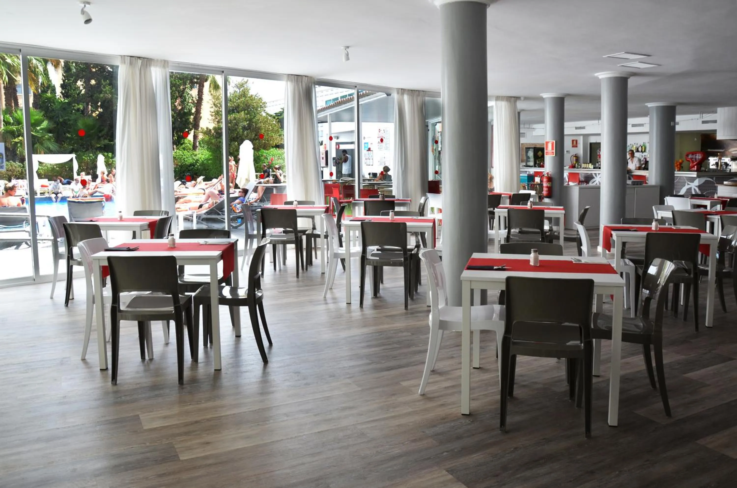 Restaurant/places to eat in Apartamentos Vibra Tivoli