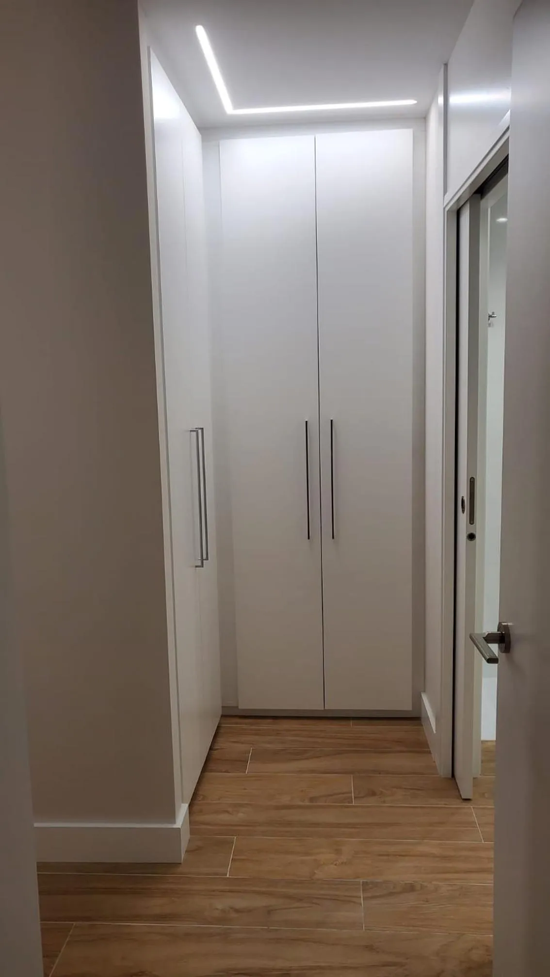 wardrobe in Cíes Luxury Suitel Lily Rodsen - Love your Stay