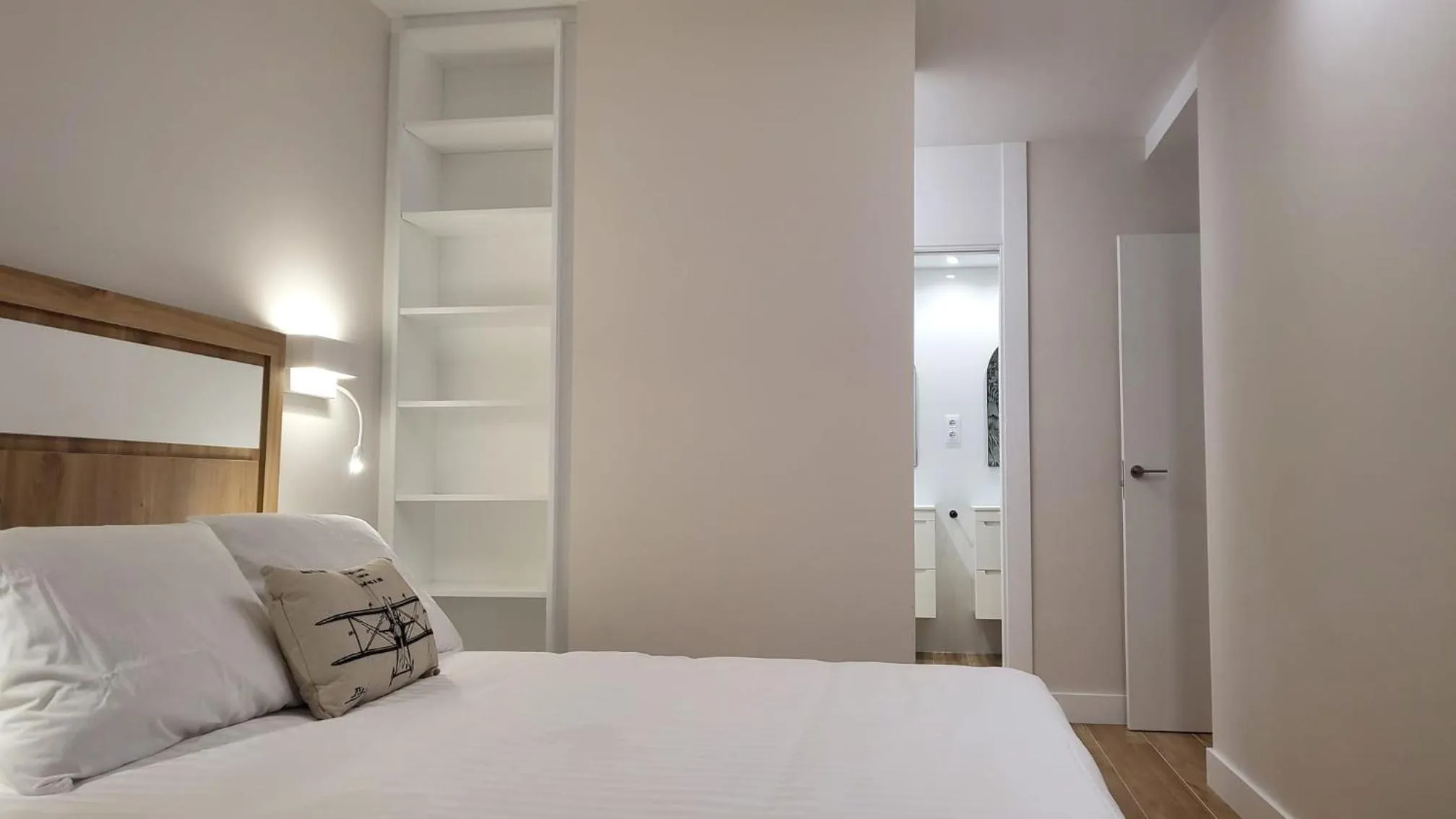 Bed in Cíes Luxury Suitel Lily Rodsen - Love your Stay