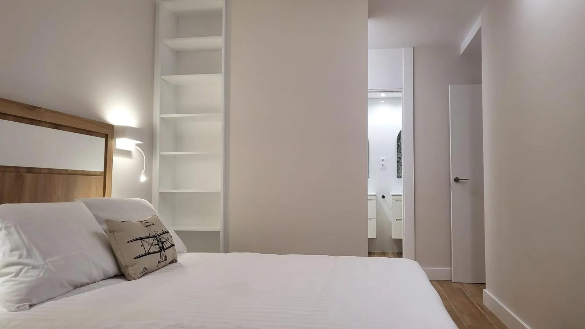 Bed in Cíes Luxury Suitel Lily Rodsen - Love your Stay