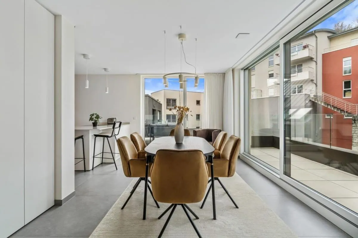 Luxury 2BR, Free Parking, Balcony