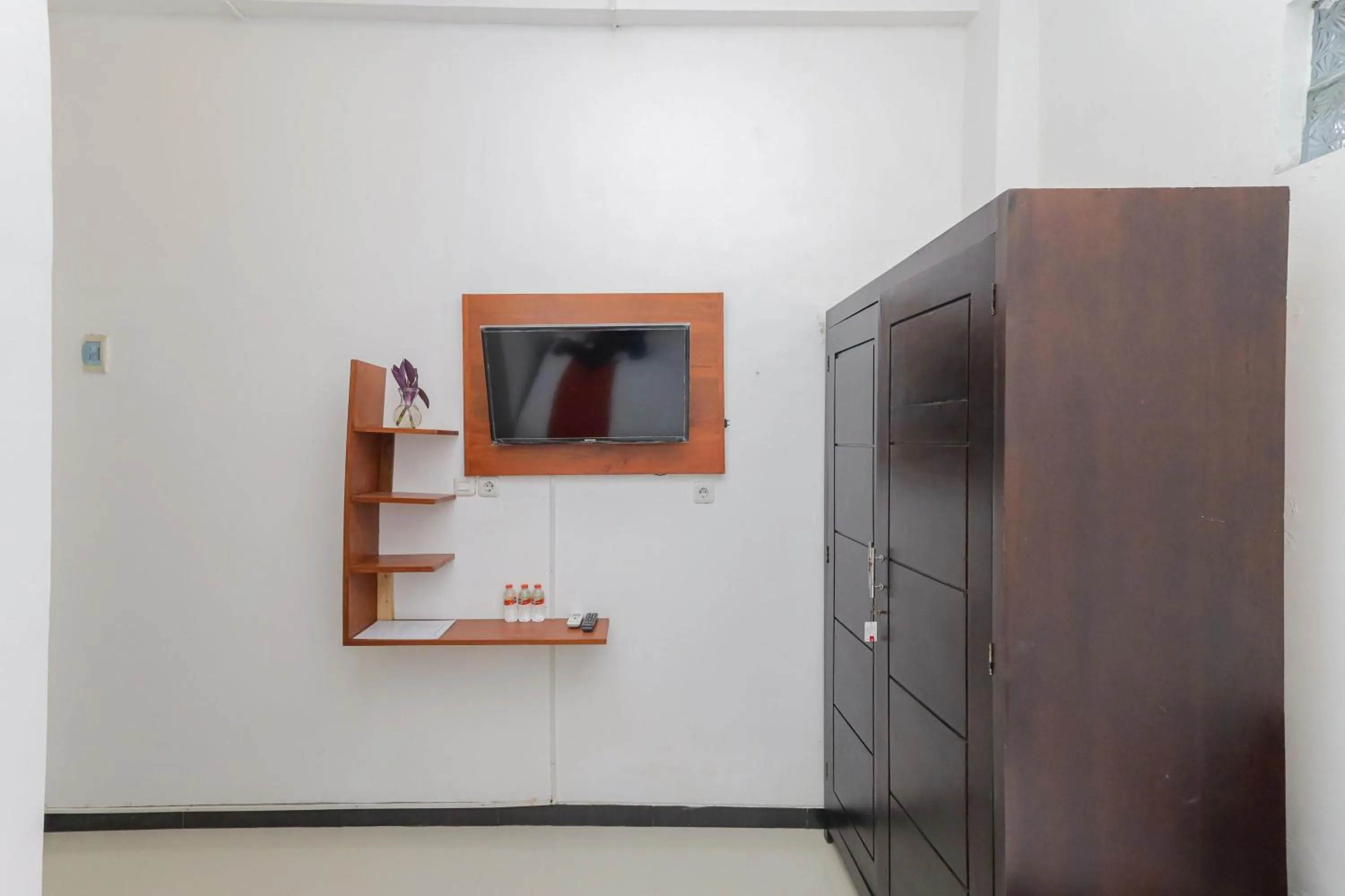 wardrobe in RedDoorz Syariah near Universitas Jember