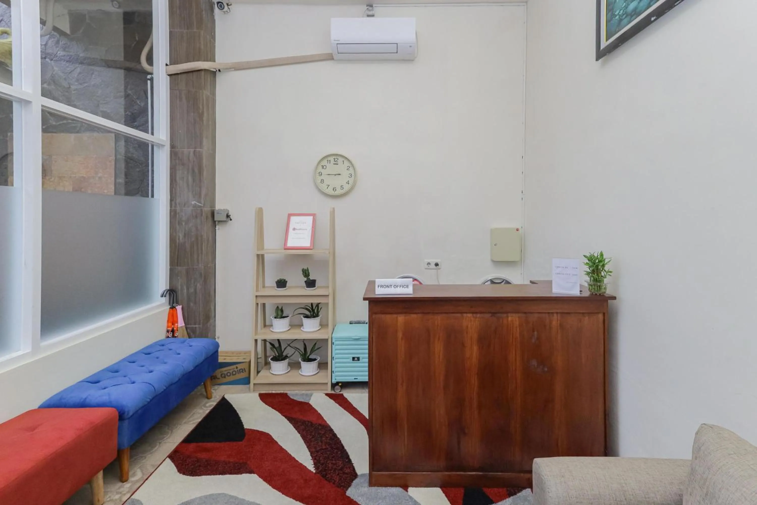 Lobby or reception in RedDoorz Syariah near Universitas Jember