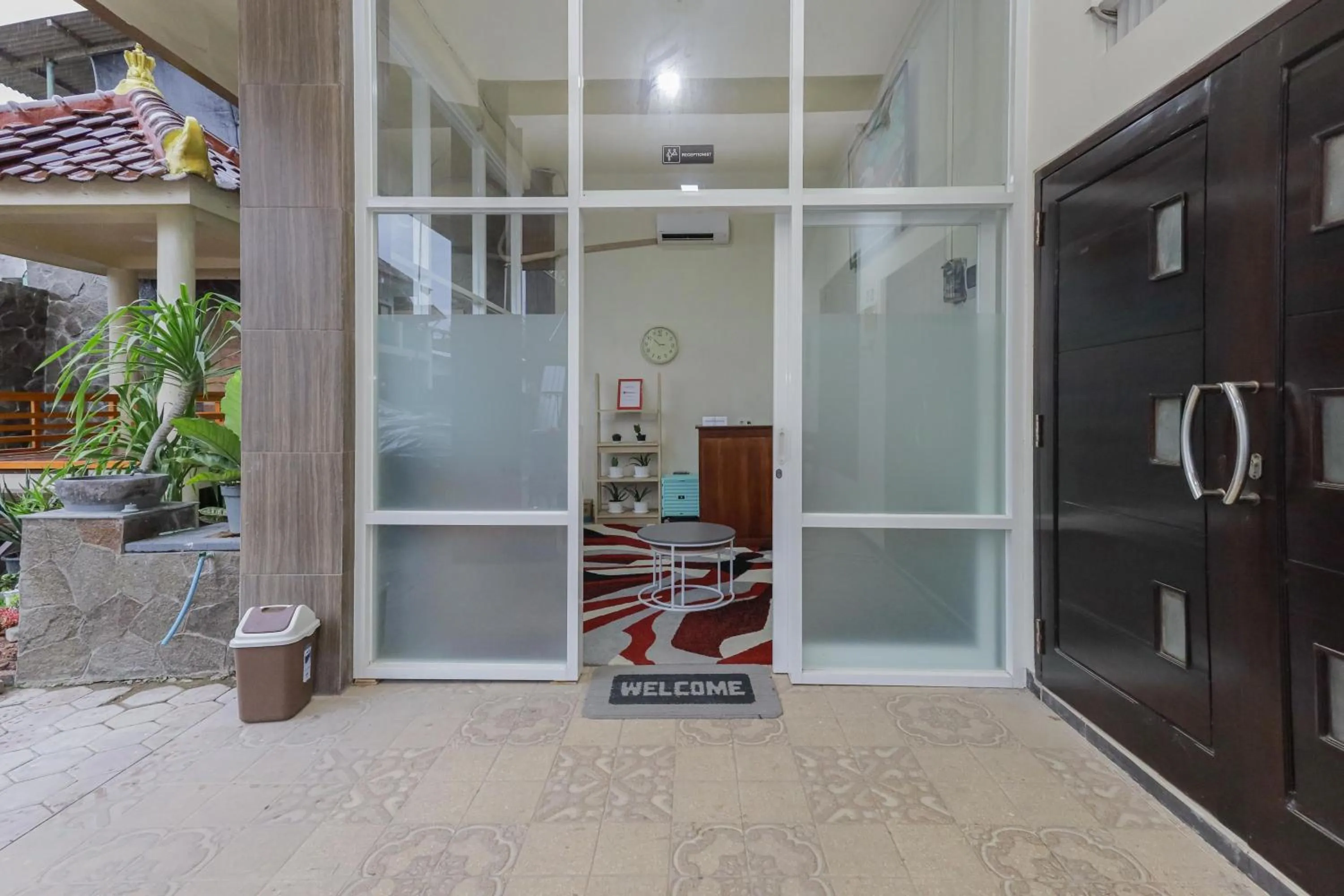 Lobby or reception in RedDoorz Syariah near Universitas Jember